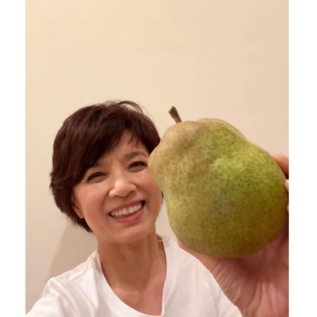 榊原郁恵さんのインスタグラム写真 - (榊原郁恵Instagram)「. 今日もお疲れ様でした。 朝晩しっかり冷え込みますね〜。  そ〜んな今日！ お届け物が沢山❣️ 10年近く野菜作りを指導して下さった方から…ご自宅で出来た柚子・落花生🥜、蕪・里芋が！！ 私の大好物《ゆで落花生》作っております♪  そして、山形のお宿《古窯》の女将さんから…山形のお嬢様《ラフランス》が❣️ なんと頂いたラフランスの食べ頃が11月28日・・渡辺徹の命日です。女将さんの細やかなお気遣いに感謝です。有難うございます。山形での朗読劇もお世話になります❣️  そして〜なんと〜❣️ マツタケが‼️松茸ですよ♪ 虫の知らせでお世話になっている木村プロデューサーに『今年の松茸は例年と比べて収穫が遅れて輪島辺りでは今頃収穫できるらしいですね』 と　世間話のつもりで雑談をしておりましたら……❣️ 届いちゃった‼️😆 いやいや　催促したつもりは無いんですよ❣️テヘッ❣️  今、落花生を茹でてるのでキッチンがヌクヌクしてるけど…… お世話になってる方々からの贈り物🎁に心もぬくぬくになりました❣️ ありがた〜い❣️❣️  #落花生 #ラフランス #松茸 #秋🍂」11月15日 22時05分 - sakakibara.ikue