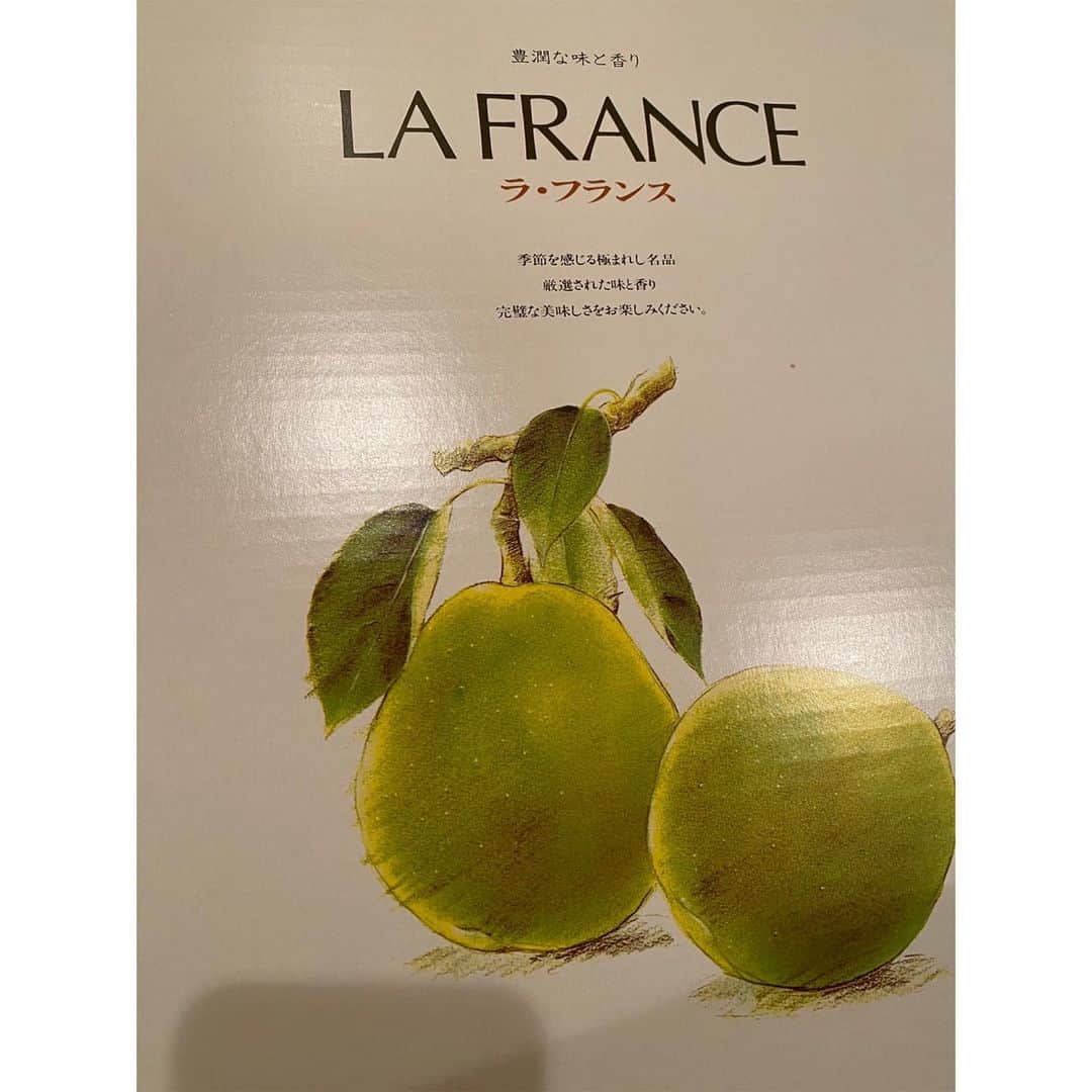 榊原郁恵さんのインスタグラム写真 - (榊原郁恵Instagram)「. 今日もお疲れ様でした。 朝晩しっかり冷え込みますね〜。  そ〜んな今日！ お届け物が沢山❣️ 10年近く野菜作りを指導して下さった方から…ご自宅で出来た柚子・落花生🥜、蕪・里芋が！！ 私の大好物《ゆで落花生》作っております♪  そして、山形のお宿《古窯》の女将さんから…山形のお嬢様《ラフランス》が❣️ なんと頂いたラフランスの食べ頃が11月28日・・渡辺徹の命日です。女将さんの細やかなお気遣いに感謝です。有難うございます。山形での朗読劇もお世話になります❣️  そして〜なんと〜❣️ マツタケが‼️松茸ですよ♪ 虫の知らせでお世話になっている木村プロデューサーに『今年の松茸は例年と比べて収穫が遅れて輪島辺りでは今頃収穫できるらしいですね』 と　世間話のつもりで雑談をしておりましたら……❣️ 届いちゃった‼️😆 いやいや　催促したつもりは無いんですよ❣️テヘッ❣️  今、落花生を茹でてるのでキッチンがヌクヌクしてるけど…… お世話になってる方々からの贈り物🎁に心もぬくぬくになりました❣️ ありがた〜い❣️❣️  #落花生 #ラフランス #松茸 #秋🍂」11月15日 22時05分 - sakakibara.ikue