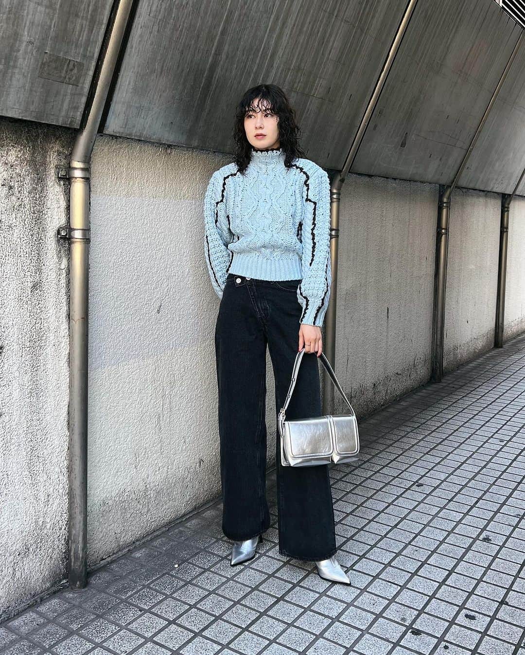 のインスタグラム：「#MOUSSYSNAP @lis_a0824 173cm  ・STITCH CABLE KNIT(010GAS70-5970) ・CROSS WAIST WIDE STRAIGHT(010GA211-5610) ・POINTED SHORT BOOTS(010GA652-5750) ・MANY POCKET HANDBAG(010GAT51-5410) 全国のMOUSSY店舗／SHEL'TTER WEBSTORE／ZOZOTOWNにて発売中。  #MOUSSY #MOUSSYJEANS」
