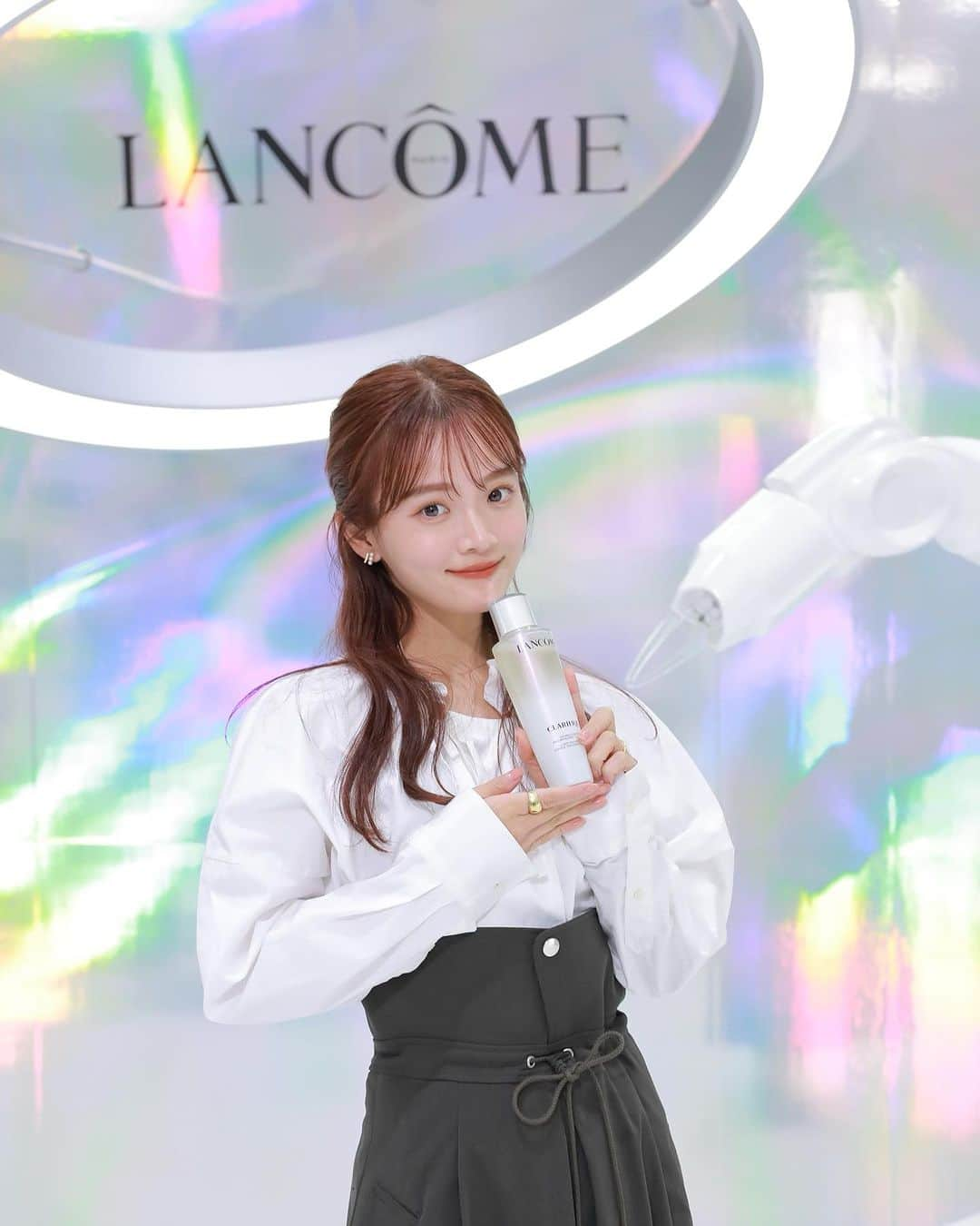 田久保夏鈴のインスタグラム：「LANCOMEの新作発表会にご招待いただにました🫧 ランコムの大人気化粧水 クラリフィックがリニューアル新登場していて、肌により優しくなったそうです。保湿力も高くて、化粧水以上の化粧水という印象を受けました！乾燥する季節にもってこいなアイテムです♡  #PR #クラリフィック #満たされ透明感 #lancomeskincare」