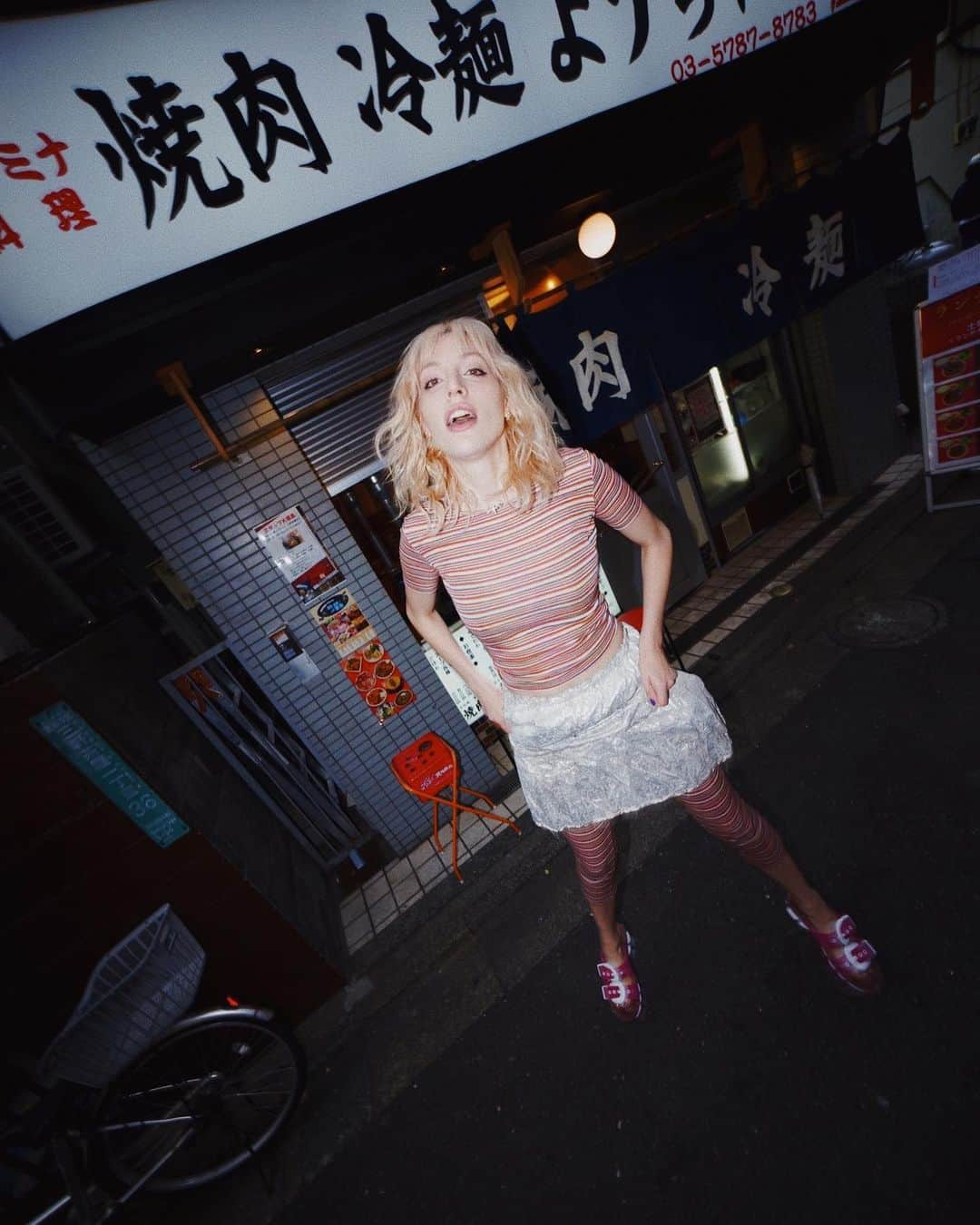 リアンヌのインスタグラム：「ぴょんぴょーん🌸🐥 Photo by @christian_denslow   Clothing selected from @_____310yaiya_  Set up by @missoni Skirt by @isseymiyakeofficial」