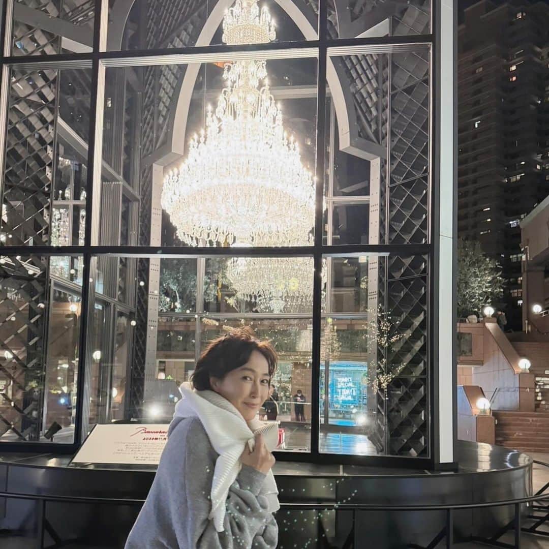 高島礼子のインスタグラム：「恵比寿、バカラシャンデリア✨ 毎年楽しみです😊✨ 大き過ぎて、上手く撮れないし寒いしです💦  #バカラシャンデリア #恵比寿ガーデンプレイス #イルミネーション #寒い」