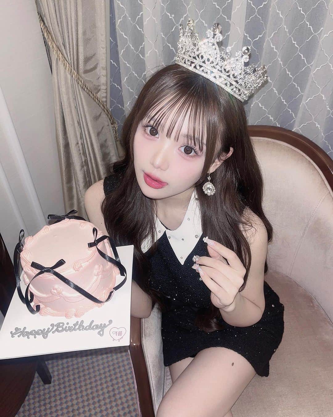 古澤里紗のインスタグラム：「👸🏼🎂🎀✨''  . . .  ひなちと誕生日パーティーしたのっ お洋服もケーキもかわいくて すてき空間(❤︎)  23歳もがんばるぞーーー  . . . #フレンチガーリー  #バースデー #バースデーケーキ  #ふーりーこーで  #ホカンス」