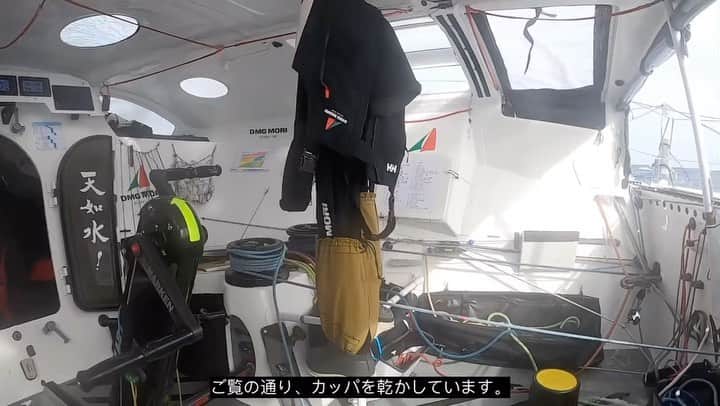 白石康次郎のインスタグラム：「【Transat Jacques Vabre】  🇯🇵船内は暑くなるなって来ました。今まで濡れたカッパなどを乾かすチャンス日です。  🇬🇧It’s getting warm on the boat. Good day to dry out the clothes onboard.  🇫🇷Il fait chaud sur DMG MORI Global One. On en profite pour faire sécher les affaires.  @sailingteamdmgmori #dmgmorisailingteam #kojiroshiraishi #白石康次郎 #IMOCA #transatjacquesvabre」