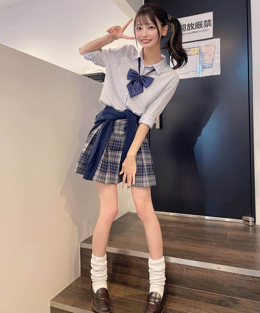 米倉みゆさんのインスタグラム写真 - (米倉みゆInstagram)「制服ライブ、どうだった…？？🩵🪽 . . . . . . . #雑誌cream #制服 #制服コスプレ  #制服プリ  #制服誘惑  #制服女子  #制服コーデ  #jk制服 #学生 #高校生 #女子高生 #ミニスカ #ミニスカート #生脚 #足 #脚 #脚フェチ #美脚 #美脚女子 #太もも #サイドポニー #ポニーテール #ポニーテールアレンジ #アイドルヘア #ヘアアレンジ #ヘアメ #撮影 #コスプレ #コスプレイヤー #japanese」11月15日 22時21分 - yone__miyu630