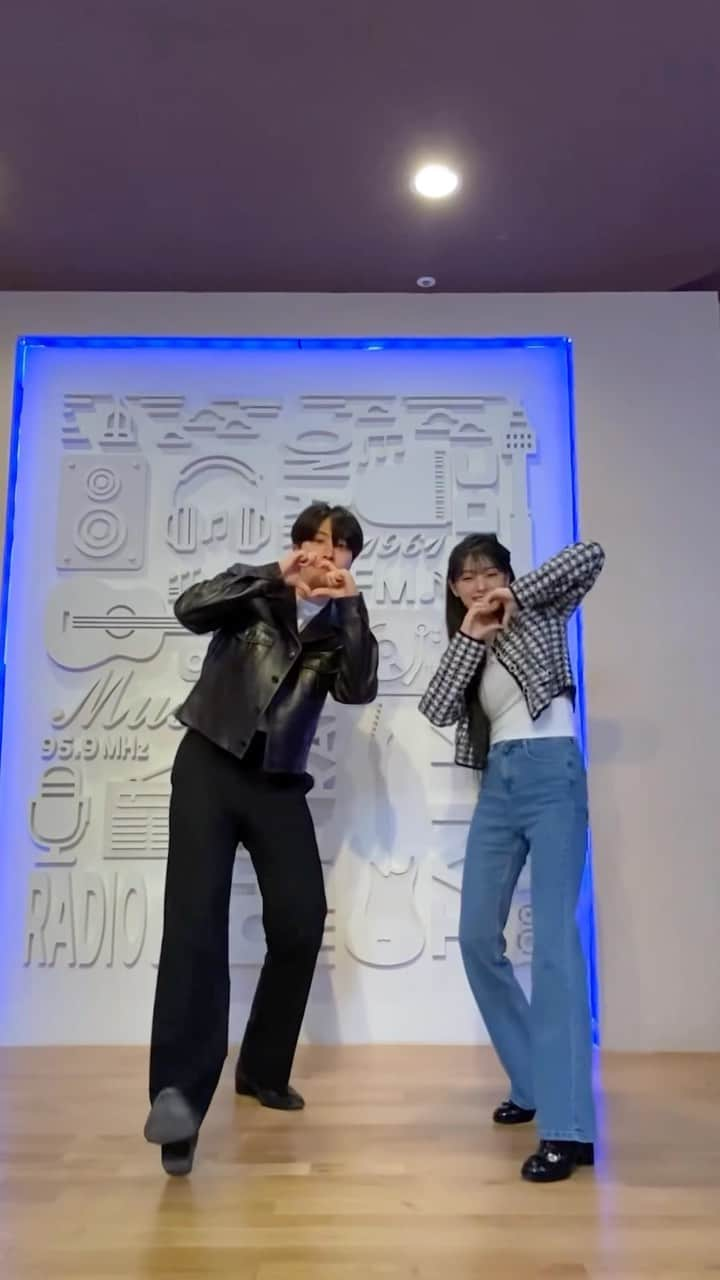 ヨンジェのインスタグラム：「#영재와_DoItChallenge 💪with #지니 @jiniyxxn   ▶ https://vt.tiktok.com/ZSN5L1aCQ/ ▶ https://youtube.com/shorts/3XuINleXyrA?feature=share  #영재 #YOUNGJAE  #DoIt #두잇」