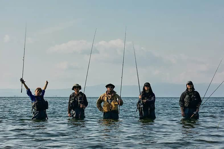 HOUYHNHNM／フイナムのインスタグラム：「今年も早いもので、もう終盤。目まぐるしい日々を過ごすなか、フイナム フィッシング クラブにとって、釣りが最高の気分転換です。大自然に囲まれながらリールを巻いている時間に癒されるし、当日までの準備や妄想もワクワクしっぱなし。さて、どこへ行こう？ と計画を練った結果、目的地は国内バス釣りのメッカである、琵琶湖に決まり！ 今回で3度目の訪問。一泊二日の釣行で、これまでと違った釣りも楽しんじゃいました。  琵琶湖で釣り三昧の2日間！フイナム フィッシング クラブの秋合宿。  https://www.houyhnhnm.jp/feature/787864/  #daiwa #bassfishing #houyhnhnm #houyhnhnmfishingclub #ダイワ #バス釣り #釣り #琵琶湖 #フイナム #フイナムフィッシングクラブ」