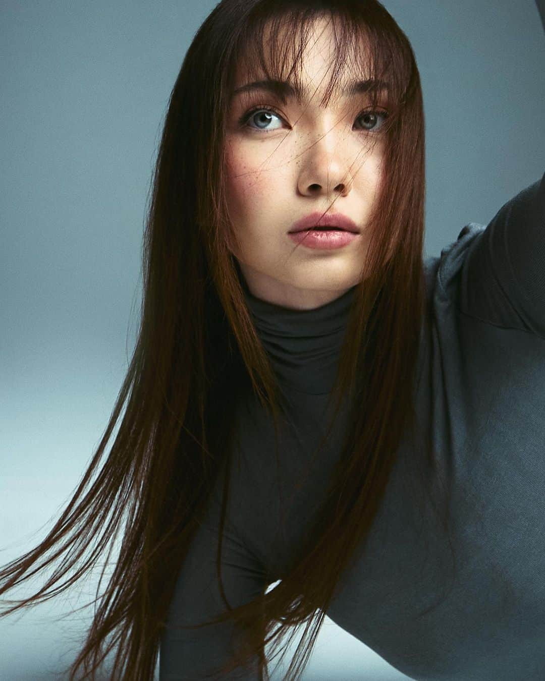 Aya Shalkarのインスタグラム：「Photos from the latest @harpers_bazaarkz ART issue interview 🐈‍⬛    Photography: @temirlanfar  Style: @zhanaidar_  Makeup: @park.az」