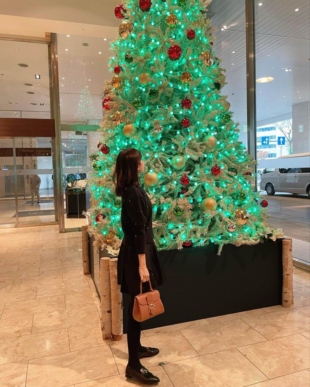 ハンナミさんのインスタグラム写真 - (ハンナミInstagram)「あっという間にクリスマス🦌🌲✨  ビジューカーディガンのブラック色は 更にビジューが目立ってかわいいんです 🤍」11月15日 22時17分 - han_nami_