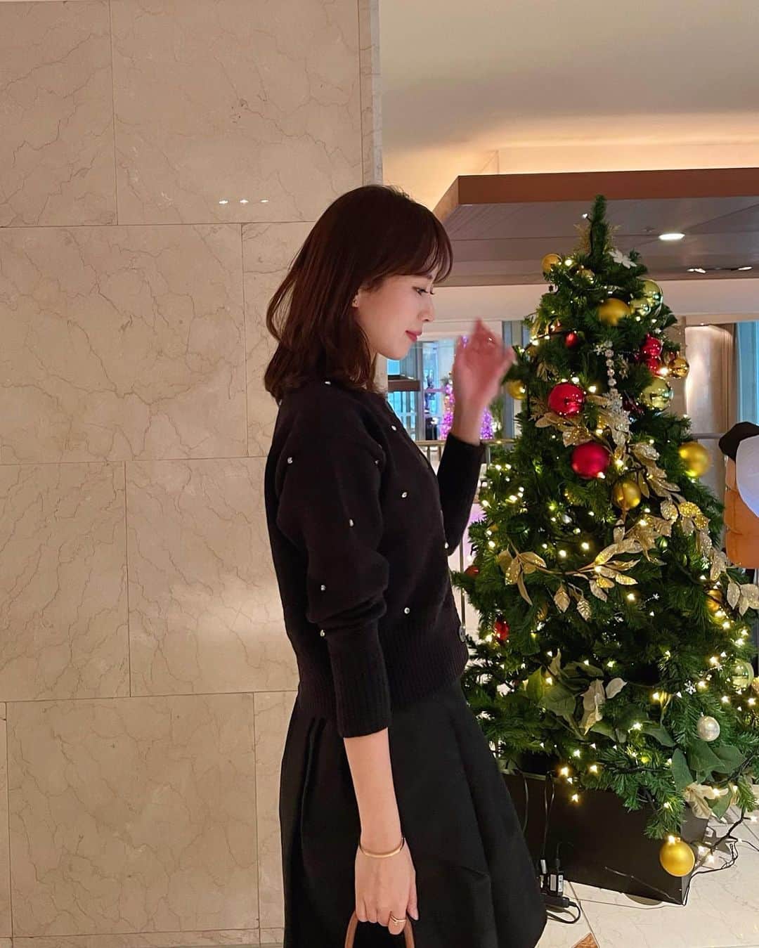 ハンナミのインスタグラム：「あっという間にクリスマス🦌🌲✨  ビジューカーディガンのブラック色は 更にビジューが目立ってかわいいんです 🤍」