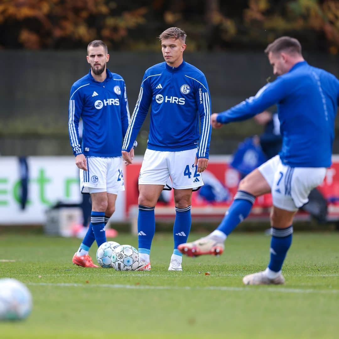 シャルケ04さんのインスタグラム写真 - (シャルケ04Instagram)「🥵 #PSVS04  . . . #S04 #Schalke04 #PSVEindhoven #PSV #Testspiel #Matchday #Soccer #Knappen #Königsblau  #EinLebenLang #🔵⚪」11月15日 22時17分 - s04