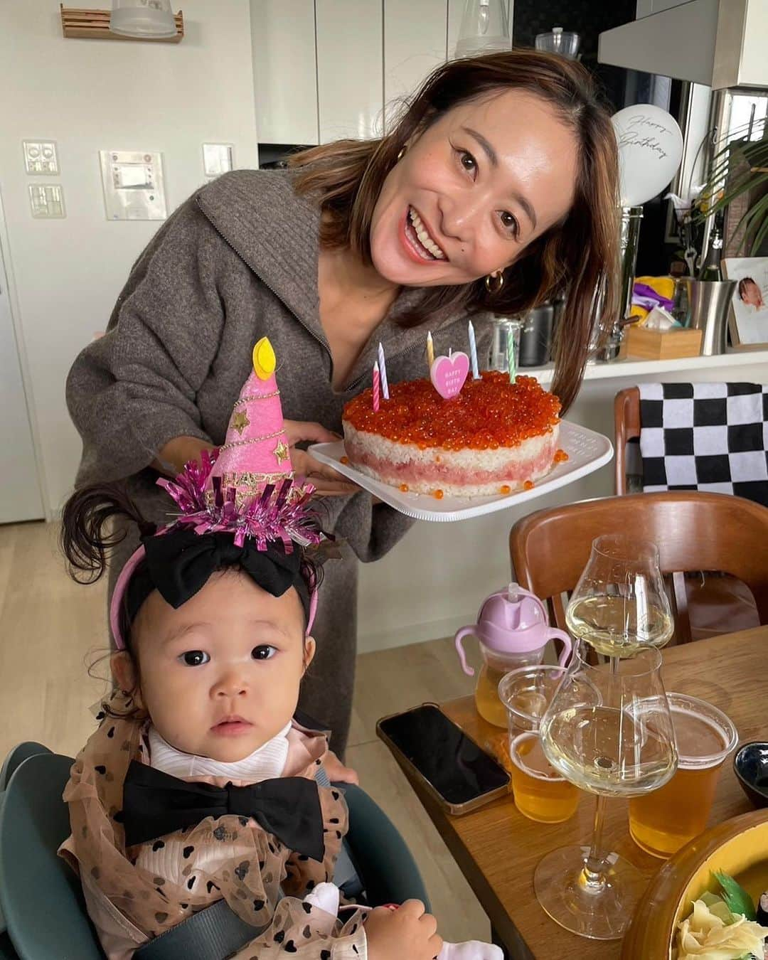 難波礼華さんのインスタグラム写真 - (難波礼華Instagram)「お誕生日会のとき みんながいっぱい良い写真撮ってくれたの♡  わたしも一緒にお祝いしてもらって念願のいくらケーキ🎂 じゅりちゃん大ちゃんも誕生日近くてお祝い♡ お誕生日近い人たくさん居て嬉しい☺️ みんな来てくれてありがとう🩷 お祝いのメッセージやLINEもありがとう🩷  生まれてはじめて自分の誕生日を気にしなくなって 娘の誕生日を優先してる自分の姿に 改めて母になったんだなぁって実感した😂 ママも一歳だねってよく言われるけど こうやって徐々に母になっていくんだね！  36歳の目標は『若作り』ですっ🤗♡」11月15日 22時18分 - ayakanamba