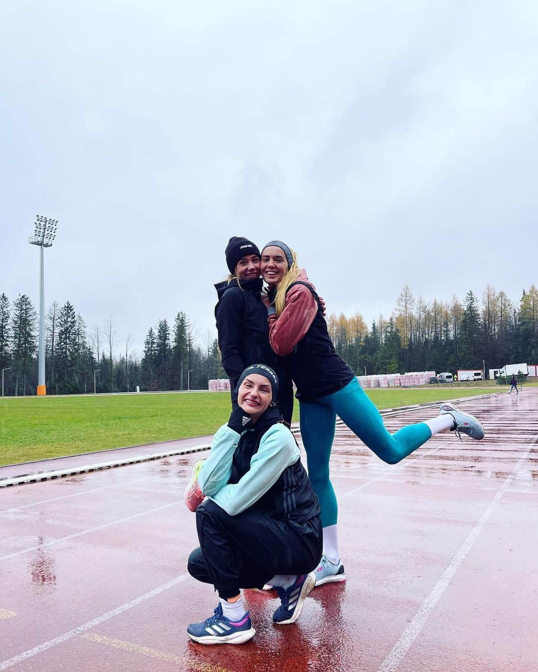 ユスティナ・シュエンテのインスタグラム：「Naucz się tańczyć w deszczu ✨  Mimo zmęczenia i słabej pogody uśmiechy z twarzy nie schodzą - więc chyba jakoś przetrwamy te ostatnie dni zgrupowania 🤔  #athlete #camp #zakopane #trackandfield #enjoyyourlife」