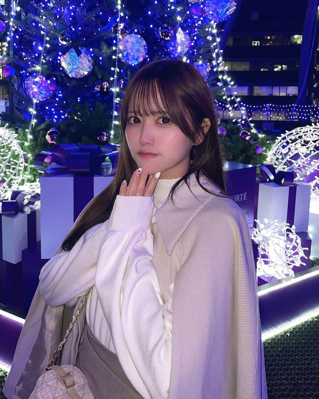 夏目一花のインスタグラム：「宮下パークでdécolletéのイルミネーションとツリーあって綺麗だった〜🎄✨  紫色のイルミ珍しい！！」