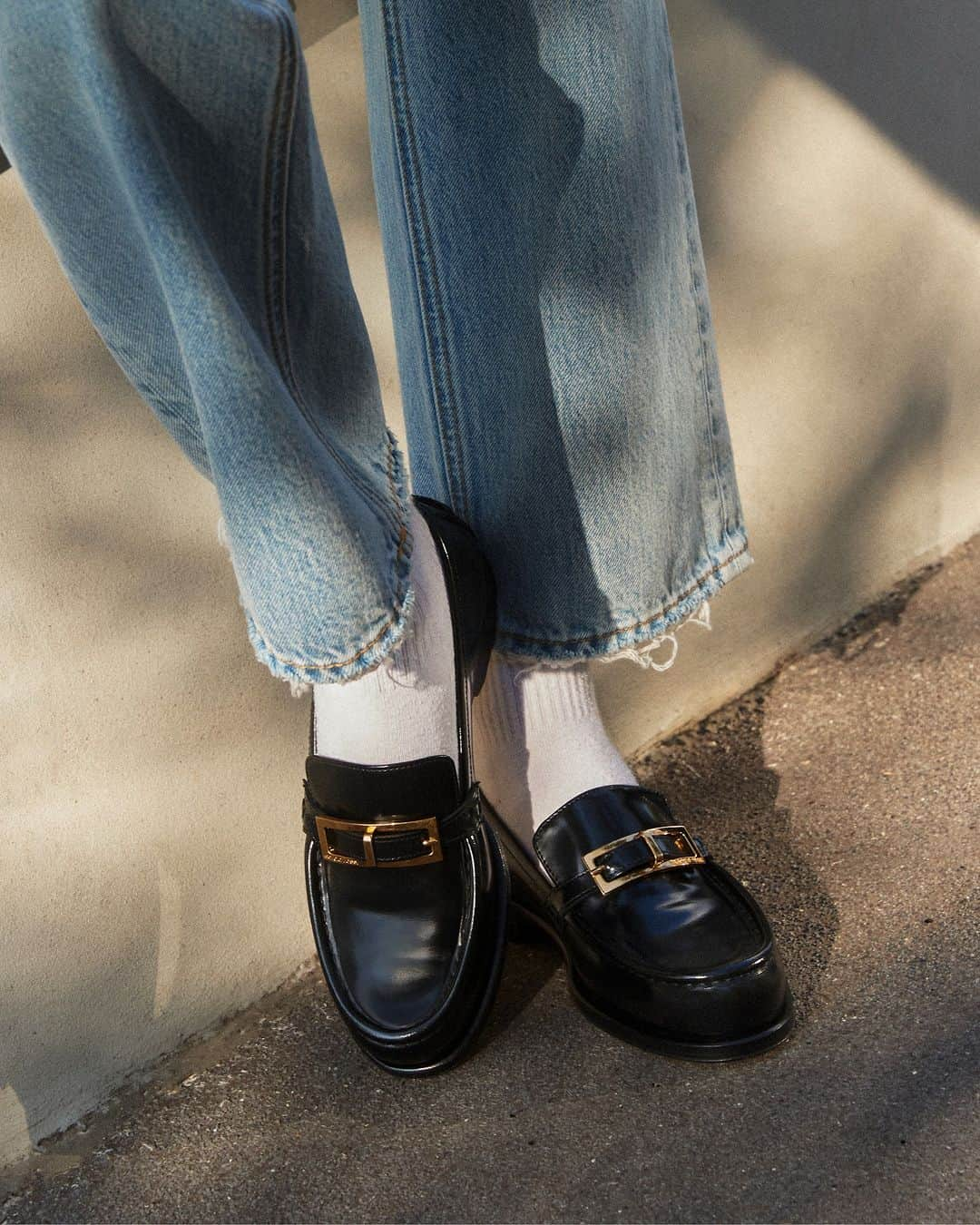 Sergio Rossiのインスタグラム：「What could be more satisfying than pairing your beloved moccasins alongside a pair of white socks and classic blue jeans? #SergioRossi」