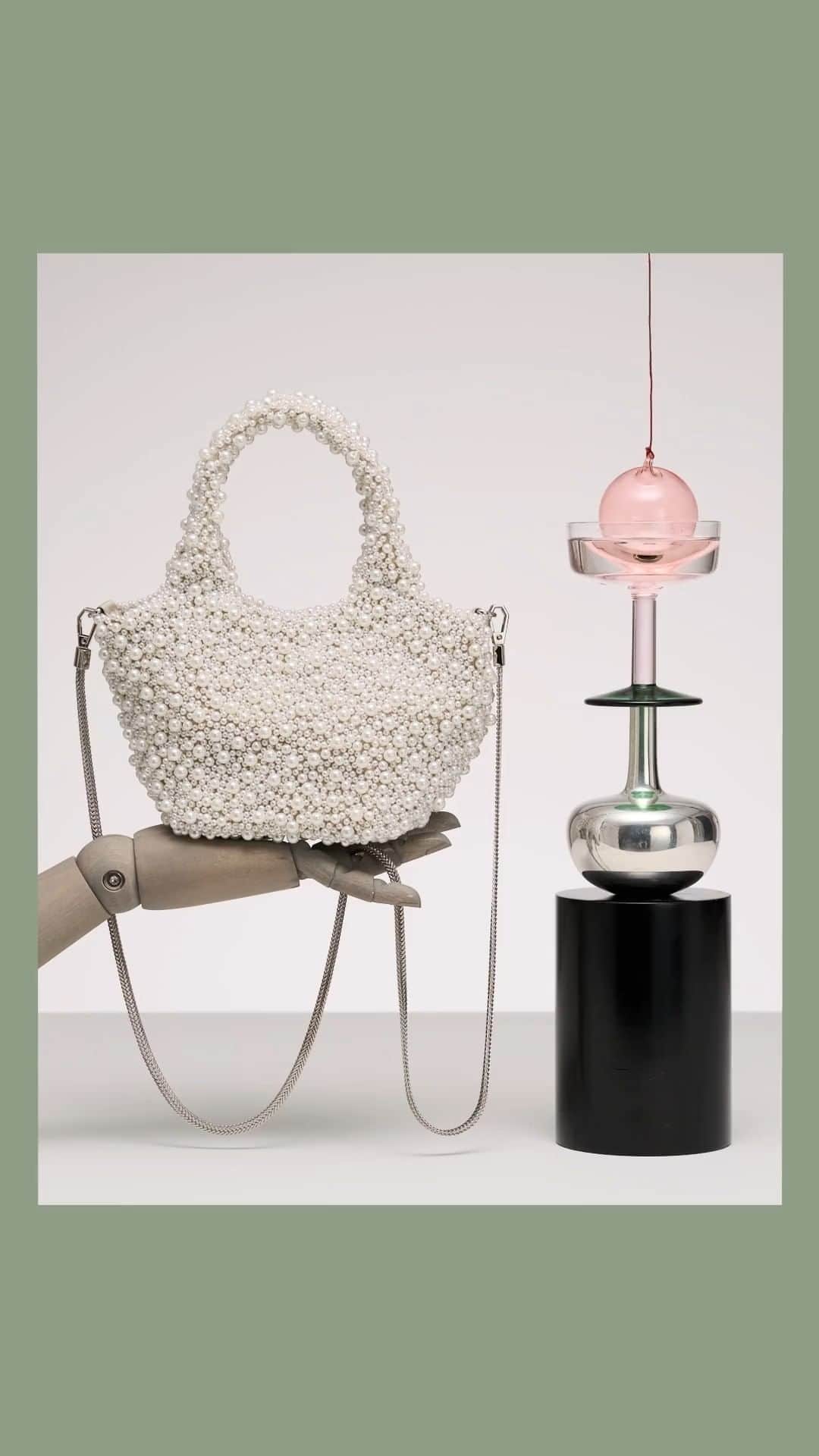 ARKETのインスタグラム：「The Holiday market – featuring everything you need for the party season: link in bio. -  #ARKET #giftideas」