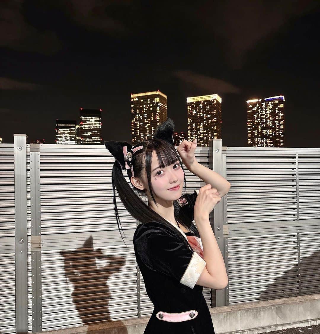 松本ももなのインスタグラム：「好きでいてくれますか？🐈🐾 ももにゃん🎀なつきますよ～！！  猫耳は影まで可愛いฅ^•ω•^ฅ  #高嶺のなでしこ #アイドル #ツインテール #夜景 #猫耳」