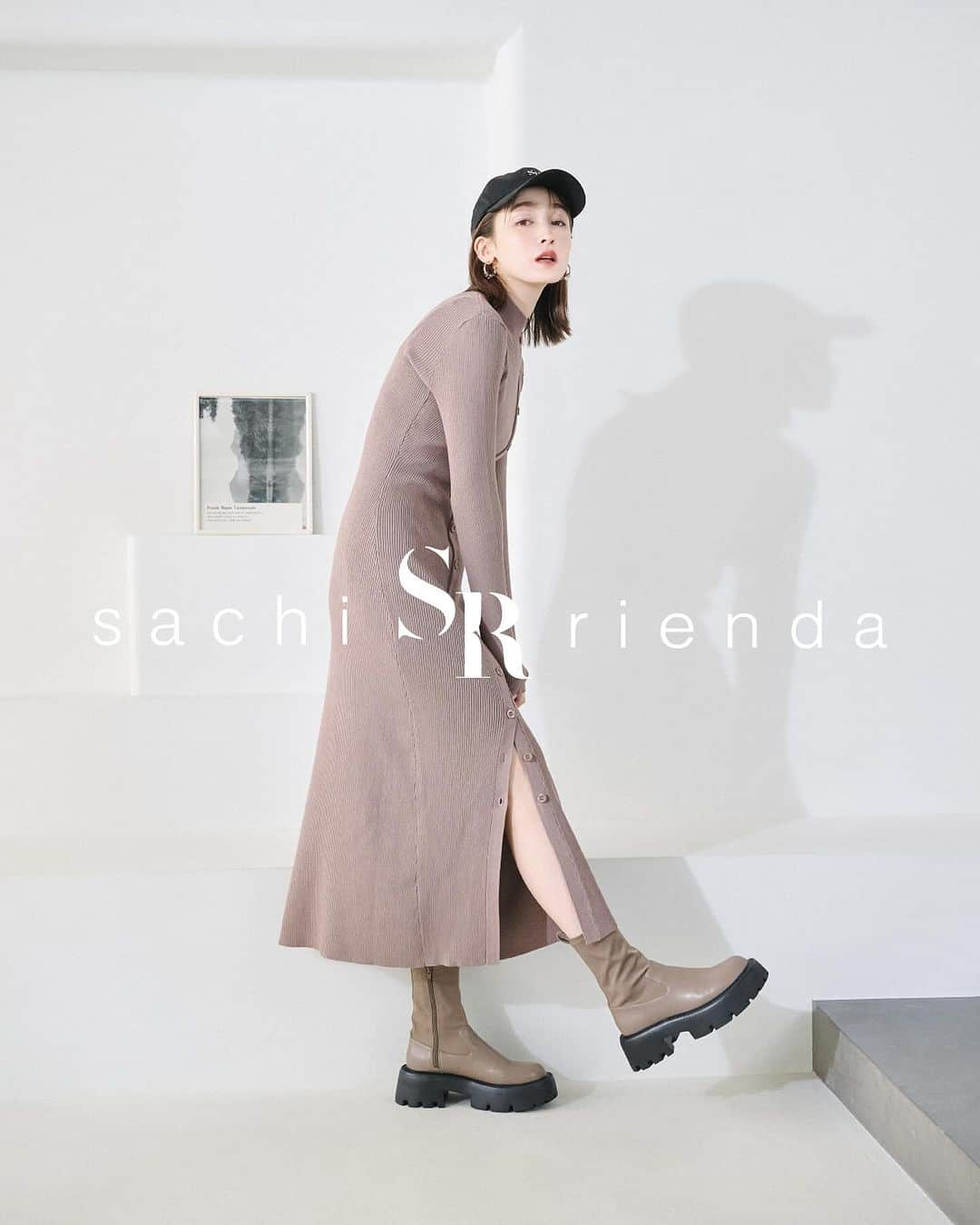 リエンダのインスタグラム：「Sachi × rienda Special Collaboration...♡  ㅤㅤㅤㅤㅤㅤㅤㅤㅤㅤㅤㅤㅤ 11.23(thu) Release ✔︎  - - - - - - - - - - - - - - - - - - - - -  モデルとして活躍する藤井サチさんの センス溢れるイメージからデザインを揉み、 何度も修正を重ね出来上がった コラボレーションアイテム第二弾🕊 ㅤㅤㅤㅤㅤㅤㅤㅤㅤ 藤井サチさんらしい 柔らかなパステルカラーを貴重とした カラーバリエーションで登場🤍  モデルならではの美的センスと、 美しいシルエット、着心地、色味、 全てに拘りの詰まったコレクションとなっております！  - - - - - - - - - - - - - - - - - - - - -  ☑︎フロントボタンスリット Knit OP BLK/L-BRN/PUR ¥13,200(tax in)  - - - - - - - - - - - - - - - - - - - - -  【商品取扱店舗】  < SHELʼTTER WEBSTORE > 2023年11月23日(木)AM 10:00〜 発売開始  < 店舗 > 2023年11月23日(木)発売予定  ルミネエスト新宿店・渋谷109店・横浜店 ルミネ立川店・ルクア大阪店・ラゾーナ川崎店 ららぽーと船橋店・名古屋パルコ店 梅田店・ソラリアプラザ店・札幌店  - - - - - - - - - - - - - - - - - - - - -  【 rienda × 藤井サチ 発売記念「接客イベント」】  <開催日> 11月23日(木) 9:30〜10:30 ※お一人様10分間の接客となります。 ※当選者の方には事前にお時間帯をお知らせいたします。  <会場> ルミネエスト新宿 B1F rienda店舗  <イベント内容> 藤井サチ氏にてコラボアイテムの接客、写真撮影  <参加条件> 11月23日(木)ルミネエスト新宿店にて rienda×sachiコラボレーションアイテムを含む税込み¥20,000以上お買い上げを条件に 専用のフォームより応募していただいた方の中から 抽選で5名様のみイベントの参加が可能となります。  ※イベント参加の時間枠の指定・変更はできません。 ※イベント参加記載の指定時間を過ぎると参加いただけない可能性がございますので予めご了承ください。  <応募期間> 11月1日(水)〜11月15日(水)  <当選発表> 11月17日(金) コラボアイテムを含む税込¥20,000以上ご購入のお客様に先着順でプレゼント！  - - - - - - - - - - - - - - - - - - - - -  【Special Novelty】  コラボアイテムを含む 税込¥20,000以上ご購入のお客様に 先着順で"SRストール"をプレゼント🎁  お好きなカラーをお選び頂けます♡  ※無くなり次第終了となります。  - - - - - - - - - - - - - - - - - - - - - #rienda #藤井サチ #sachi_rienda #デートコーデ #お出かけコーデ #女子会コーデ #ロングコート #ブラウスコーデ #きれいめコーデ」