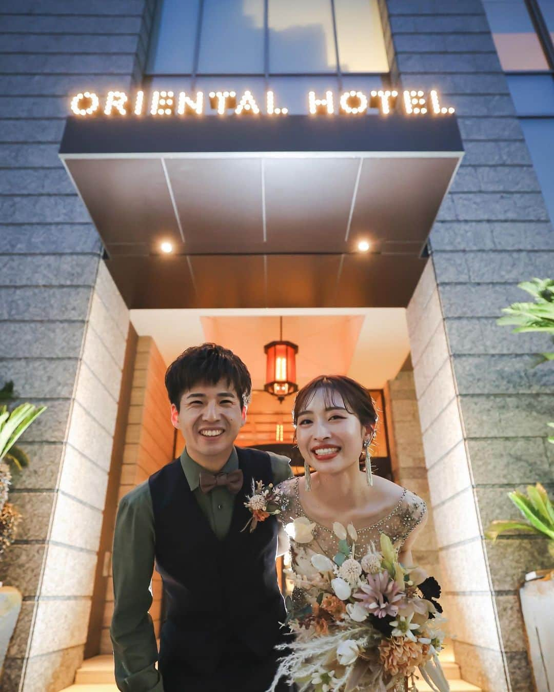 オリエンタルホテル ウェディングさんのインスタグラム写真 - (オリエンタルホテル ウェディングInstagram)「.  Entrance Photo  ORIENTAL HOTELではご披露宴が結んだ後 エントランス前で宴後撮影を行っていただけます  明るいお時間のお写真も素敵ですが 夜の雰囲気もまた幻想的でオシャレな雰囲気に  挙式は明るいお時間からスタートして 披露宴が結んだらちょうど夜の雰囲気にもなる トワイライトタイムのご結婚式も人気です  みなさまもORIENTAL HOTELで おふたりらしさ溢れるご結婚を  @oriental.hotel.kobe  @oriental.hotel.wedding  @kobe_laviephotography  @iwami_photography  @noritaka_igarashi  @thetreatdressing  @treat_gentleman  #ohk花嫁 #weddingbouquet #weddingdress #tuxedo #ウェディングドレス #タキシード #ウェディングブーケ #居留地 #thetreatdreesing #orientalhotel #orientalhotelwedding #オリエンタルホテル #オリエンタルホテル旧居留地」11月15日 22時24分 - oriental.hotel.wedding