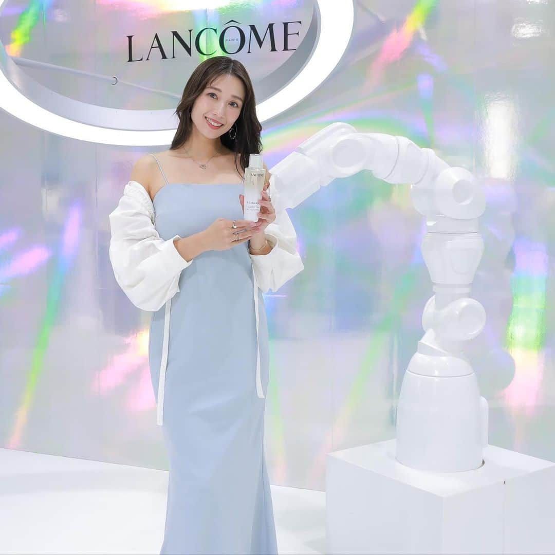 広瀬未花のインスタグラム：「@lancomeofficial   今夜は、ランコムの新作発表会に行ってきました✨  ランコムの大人気化粧水〝クラリフィック〟が更にパワーアップしてリニューアル新登場！！  2024年に新発売の 〝クラリフィック デュアル エッセンス ローション EX〟を体験させて頂きました！  新たに進化した クラリフィック デュアル エッセンス ローション EXは、 従来のクラリフィックの化粧水と比較して、約8倍の保湿持続力にパワーアップ✨  さらに、 新たに4種の角質ケア成分を独自配合しており、角質ケアをしながらしっとり保湿でなめらかなお肌へと導いてくれます✨  また、酵素に効率的にアプローチするために、47%増量したブナの芽エキスを高濃度で配合！ これにより、肌の新陳代謝とブライトニング効果が高まり透明感アップが期待できるのだとか✨  進化が凄すぎます...☺️  実際にタッチアップでローションを 使ってみたのですが、 使用後のお肌のしっとり感が増している気がしました。 オイルがほんの少し配合されているのですが、ベタつかないのもお気に入りです♫  乾燥肌だから保湿はしっかりしたいけど、お肌の角質ケアもトーンアップもしたい...  という、欲張りな私にピッタリな化粧水です😆  2024年3月1日(金)発売予定です！  #PR #クラリフィック #満たされ透明肌 #lancomeskincare」