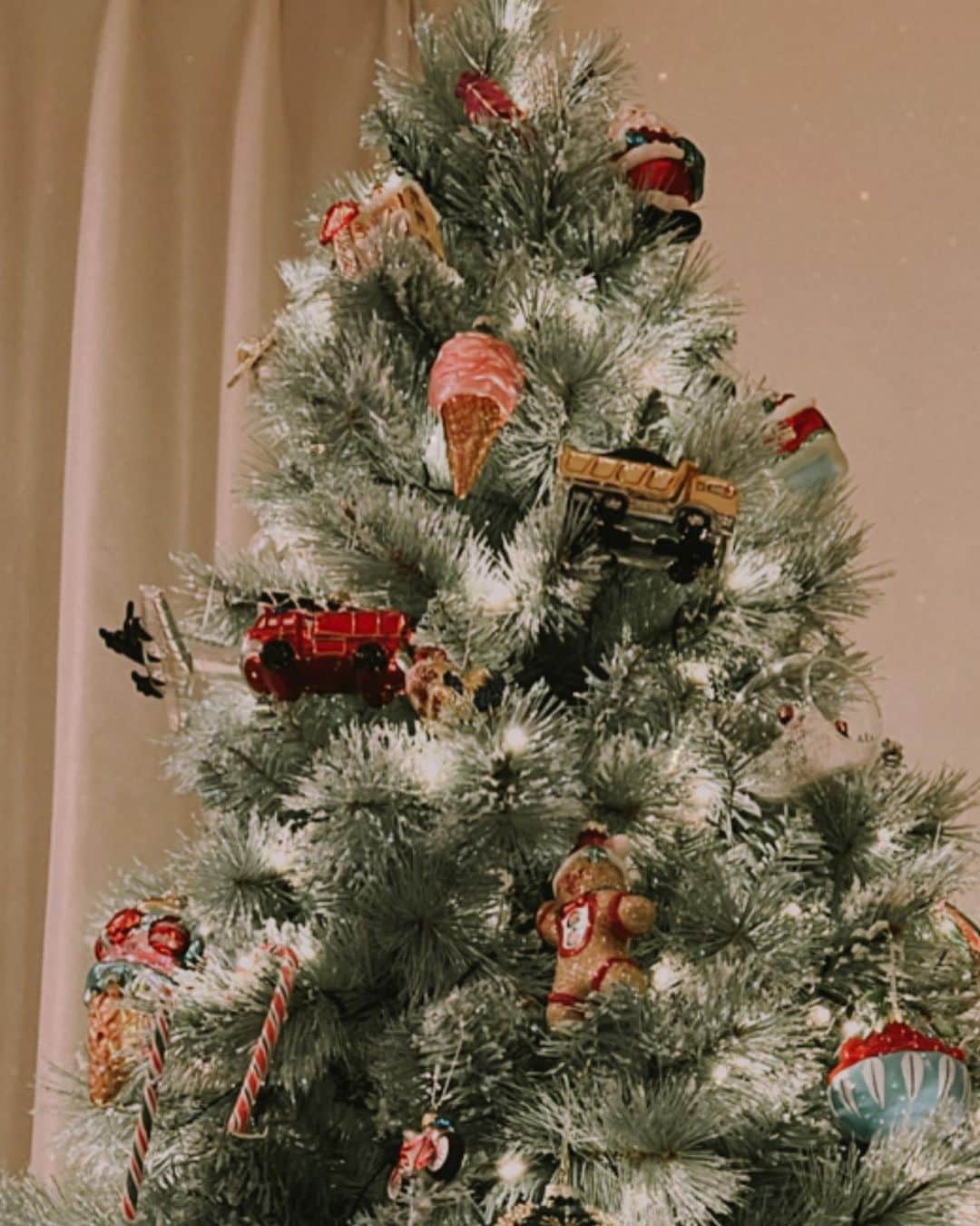 山脇道子さんのインスタグラム写真 - (山脇道子Instagram)「子供が産まれて変わったことの１つに 一年中ある季節の行事を全部楽しみたい と思えるようになったこと🎊  菖蒲湯の準備をしたり🎏 七夕🎋にお願い事を書いたり お月見団子を作ったり🎑  クリスマスもこんなに早くからワクワクしたのは 子供の時以来かも。  先週末はクリスマスツリーを出して @astierdevillatte のオーナメントを買いに行きました🎄 息子が選んだのは車やトラック、飛行機に自転車 それからアイスクリーム😆  毎晩ライトをつけて 綺麗だね〜かわいいねー♡と言う息子が ほんとうに愛おしい😌🩷」11月15日 22時25分 - michikoooo