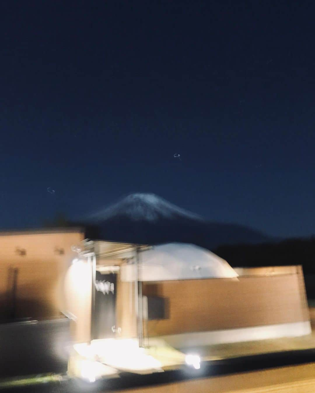 Staxx Tさんのインスタグラム写真 - (Staxx TInstagram)「富士山見えるとこでグランピングデビューしました🗻  しかもハロウィンの10/31に何気なく普段着でフラーっとグランピング行ったら思いっきりハロウィン意識したヤツみたいなコーデになってた笑 きっと一年中ハロウィンなんですわたし  サウナもあったけど体力限界で楽しめずw  また行こね♥️ @izumana19890629   ※最後の写真は猛スピードで薪をくべる妖怪の様子です」11月15日 22時26分 - staxxt_cream