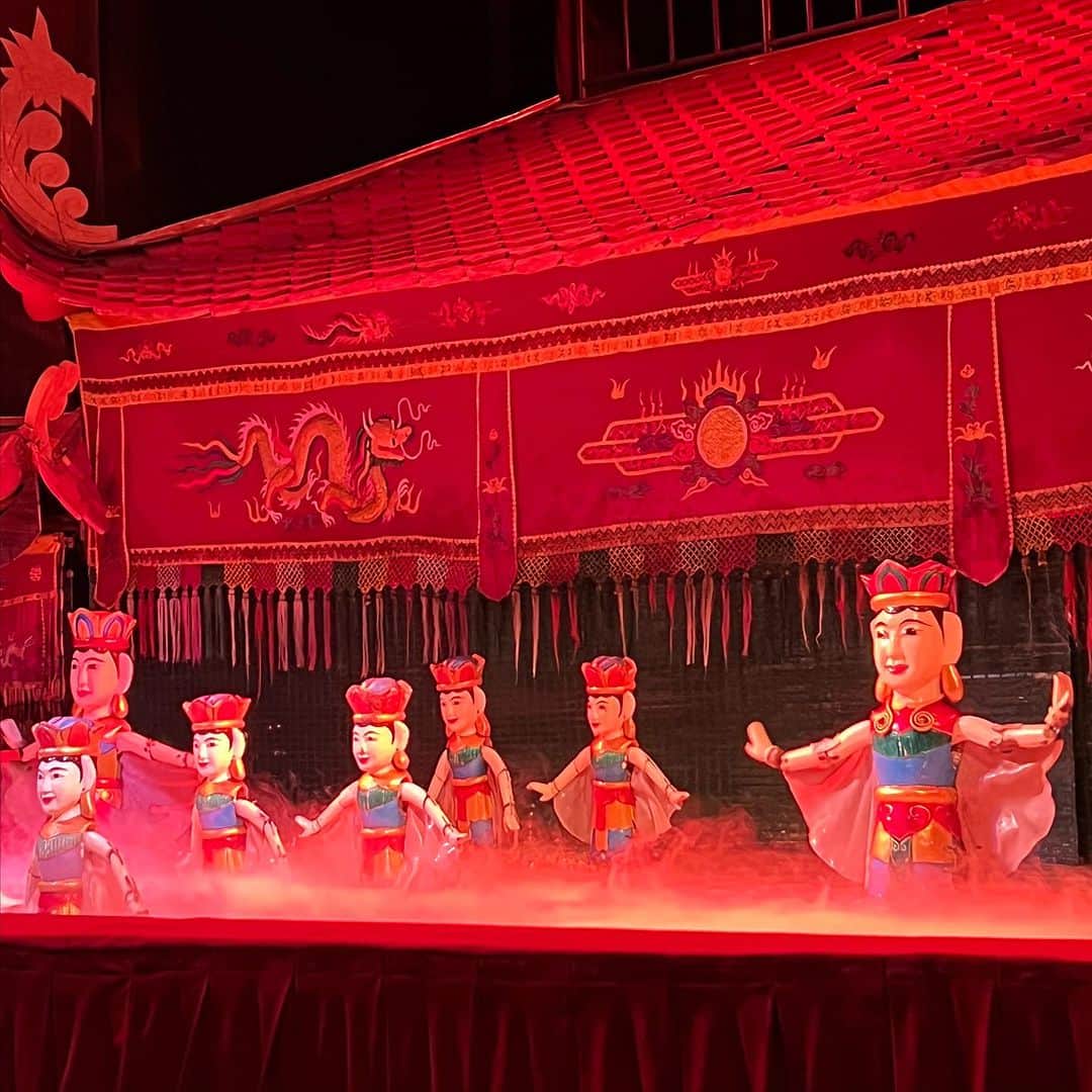 植田朝日さんのインスタグラム写真 - (植田朝日Instagram)「🇻🇳🇻🇳🇻🇳  何故かホーチミンで水上人形劇を見て来たぞ！w  これはベトナム伝統芸能なのか？？  客席もいっぱいでよくわからない世界観に圧倒されたぞ？？  興味ある物以外も感じないとね！！  #朝日旅 #ベトナム旅 #ホーチミン #水上人形劇 #サッカー旅 #FooTravelleR」11月15日 22時26分 - asahiman