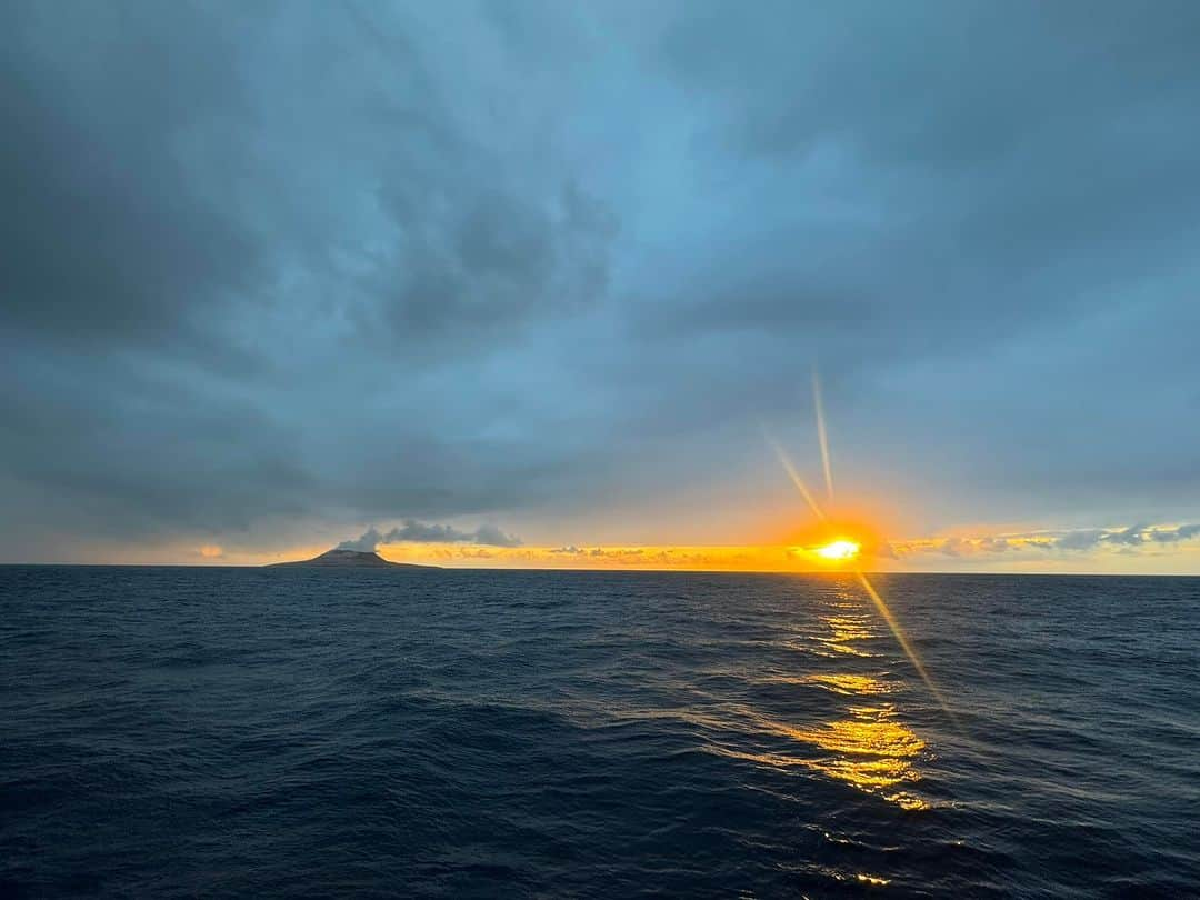 野口克也のインスタグラム：「西之島を見ながらの夕陽堪能。」