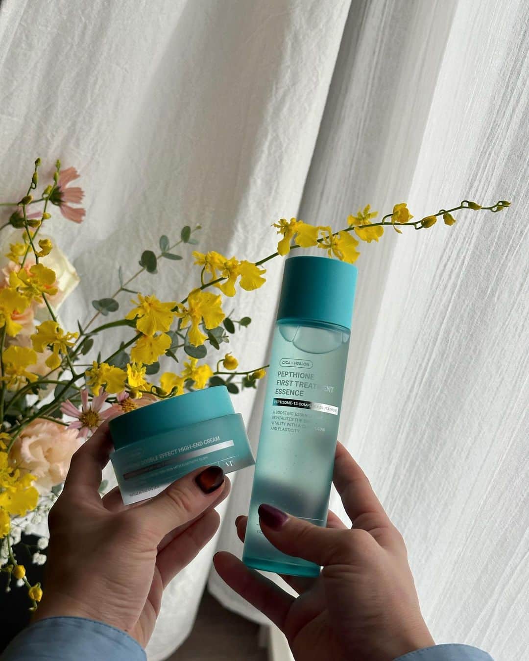 かなこさんのインスタグラム写真 - (かなこInstagram)「VTxHyukのコラボアイテム💐 保湿と透明感UPを目指せるセット🤍  ・ぺプチオン ファースト トリートメントエッセンス ベタつかずにお肌を引き締めてくれる！その後のスキンケアの浸透が高まる🤍  ・ぺプチオン ダブルエフェクト ハイエンドクリーム 水々しい使い心地でサラッとしてるのに保湿される感じ◎夏も冬も使いやすいそう🤍  @qoo10.official  　  #PR#1日1CICA#ヒョクの本気開発#VTぺプチオン#今日から肌悩みゼロ#Qooアンバサダー#Hyuk#VT#qoo10」11月15日 22時28分 - kanako228m
