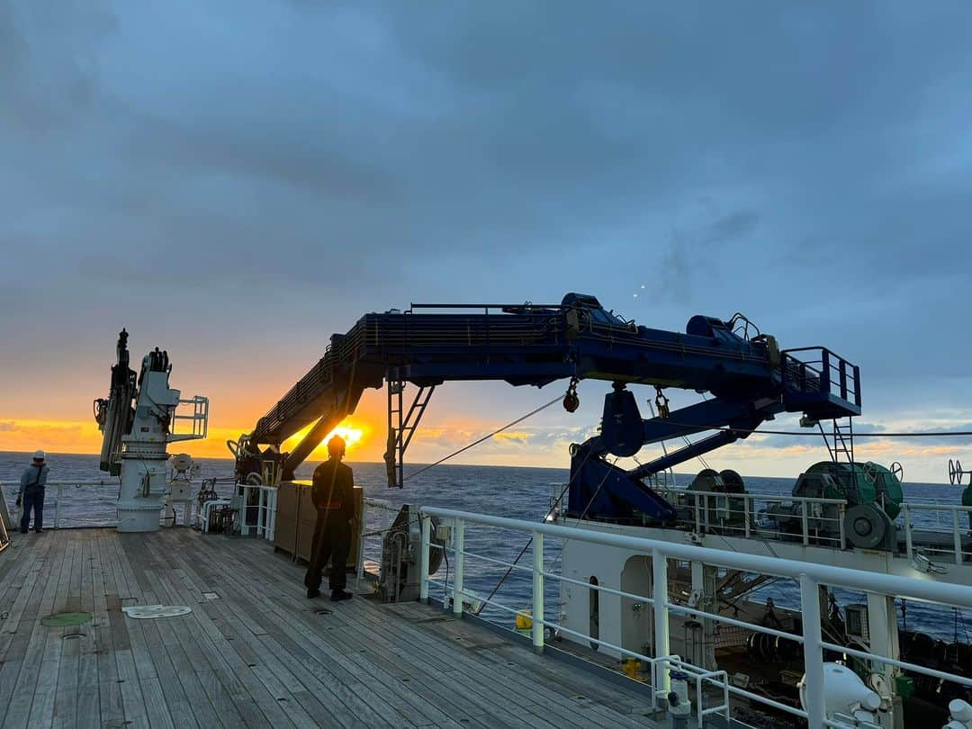 野口克也さんのインスタグラム写真 - (野口克也Instagram)「西之島を見ながらの夕陽堪能。」11月15日 22時28分 - stratoblue