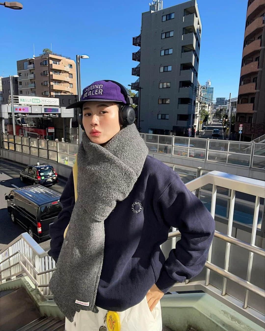 田中シェンさんのインスタグラム写真 - (田中シェンInstagram)「Your Friendly Neighbor SOUND DEALER 😗💜🎵  直訳、音楽の密売人 でいいのかな？💿🎶  Tops @oldfolkhouse  Cap @soundshop_balansa Scarf @oldfolkhouse  Pants @amomento.jp  Shoes @salomon  Bag @olend_backpacks  Head phone @jbl_pro T450BT  私は東大生、私は東大生‼️ と自分の中の東大生田中を呼び起こし、 東大駒場キャンパスの門を潜ってきました🎓📕 Amomento の白パンツが 裏起毛で暖かくて好きすぎて、最近いっぱい 着てたら、案の定カレーをこぼした。 ブリーチする😭 _____________________________  #駒場東大前ランチ  @bundan_cafe  _____________________________  文壇カフェは日本近代文学館内のコーナーに ある、ジャンル豊富なブックカフェでした‼️ 気分は図書館にこっそりカレーを持って入って 好きな本を読みながら、同じ趣味を持つ同級生と 秘密㊙️を作ってる気持ち💁🏻‍♀️💭(どんなだ笑笑) 宇野千代さんの「私の作ったお惣菜」から抜粋 された『そぼろカレー🍛』を食べながら 宇野千代さんとはどんな人なのだろう？ このカレーは好きな人のために作られたものだから きっと東郷育児さんはこのカレーみたいな人なのかな。 とか、妄想が膨らんでいくばかり🤤💯 カレー自体は素朴な、懐かしい味がしました。 図書館よりも秘密な感じの図書館カフェ☕️ _____________________________  #駒場東大前カフェ  @letterpressletters  _____________________________  図書館な静かな感じも好きだけど、やっぱり のびのびできる空気感も好き!ということで こちらは活版印刷のオフィスも兼ねているのかな？ 活版印刷を体験できるワークショップもあるみたい‼️ 名刺を貰った時に活版だととても素敵だなって思う。 甘いものにガブリつきたいということで 活きの良いチーズケーキ🍰を💁🏻‍♀️💯 ホットのアメリカーノとも相性抜群‼️ 外の席で寒さを感じていよいよ冬が来るなと予感 しました☺️ 圧倒的に外の席オススメです  _____________________________ <余談> @piattikojiokada  Piatti というこちらのイタリア食材を販売してる ショップが大好きなのですが、この日は定休日で 空いてなかったー😭もし、近くを通ったら 生ハムを是非‼️その場で切ってくれるハムが 東京で1番美味しいと思ってます😋 _____________________________  @bundan_cafe locates inside the Tokyo university  Komaba campus 🏫 not too big, small coffe and bar  Shop is filled with selected books. 📚  U get the feeling of eating 🍽️ in library ✌🏻 (My dream when I was little) Isn’t it amazing to explore inside the Tokyo university  And enjoy the coffe book and nature? _____________________________ #駒場東大前 #駒場東大前駅 #駒場東大前グルメ  #松濤カフェ #松濤グルメ #東京散歩シリーズ  #東京さんぽ #井の頭線カフェ #マフラー巻き方  #マフラーコーデ #oldfolkhouse #soundshopbalansa  #amomento #ネイビーコーデ #サロモンシューズ  #パープルコーデ　メンズファッションコーディネート  #シティボーイファッション  #アウトドアファッションが好き  #ストリートコーデメンズ  #東京観光🗼 #東京旅行✈️  #가을패션추천 #여자코디 #셀피 #셀카  #맛집 #먹방 #패션스타그램일상」11月16日 19時50分 - shen_tanaka