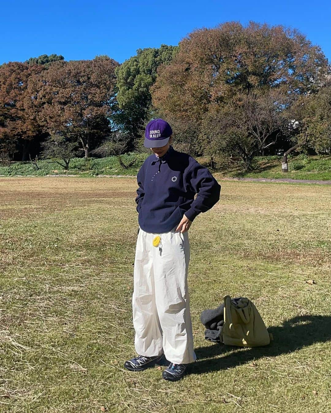 田中シェンさんのインスタグラム写真 - (田中シェンInstagram)「Your Friendly Neighbor SOUND DEALER 😗💜🎵  直訳、音楽の密売人 でいいのかな？💿🎶  Tops @oldfolkhouse  Cap @soundshop_balansa Scarf @oldfolkhouse  Pants @amomento.jp  Shoes @salomon  Bag @olend_backpacks  Head phone @jbl_pro T450BT  私は東大生、私は東大生‼️ と自分の中の東大生田中を呼び起こし、 東大駒場キャンパスの門を潜ってきました🎓📕 Amomento の白パンツが 裏起毛で暖かくて好きすぎて、最近いっぱい 着てたら、案の定カレーをこぼした。 ブリーチする😭 _____________________________  #駒場東大前ランチ  @bundan_cafe  _____________________________  文壇カフェは日本近代文学館内のコーナーに ある、ジャンル豊富なブックカフェでした‼️ 気分は図書館にこっそりカレーを持って入って 好きな本を読みながら、同じ趣味を持つ同級生と 秘密㊙️を作ってる気持ち💁🏻‍♀️💭(どんなだ笑笑) 宇野千代さんの「私の作ったお惣菜」から抜粋 された『そぼろカレー🍛』を食べながら 宇野千代さんとはどんな人なのだろう？ このカレーは好きな人のために作られたものだから きっと東郷育児さんはこのカレーみたいな人なのかな。 とか、妄想が膨らんでいくばかり🤤💯 カレー自体は素朴な、懐かしい味がしました。 図書館よりも秘密な感じの図書館カフェ☕️ _____________________________  #駒場東大前カフェ  @letterpressletters  _____________________________  図書館な静かな感じも好きだけど、やっぱり のびのびできる空気感も好き!ということで こちらは活版印刷のオフィスも兼ねているのかな？ 活版印刷を体験できるワークショップもあるみたい‼️ 名刺を貰った時に活版だととても素敵だなって思う。 甘いものにガブリつきたいということで 活きの良いチーズケーキ🍰を💁🏻‍♀️💯 ホットのアメリカーノとも相性抜群‼️ 外の席で寒さを感じていよいよ冬が来るなと予感 しました☺️ 圧倒的に外の席オススメです  _____________________________ <余談> @piattikojiokada  Piatti というこちらのイタリア食材を販売してる ショップが大好きなのですが、この日は定休日で 空いてなかったー😭もし、近くを通ったら 生ハムを是非‼️その場で切ってくれるハムが 東京で1番美味しいと思ってます😋 _____________________________  @bundan_cafe locates inside the Tokyo university  Komaba campus 🏫 not too big, small coffe and bar  Shop is filled with selected books. 📚  U get the feeling of eating 🍽️ in library ✌🏻 (My dream when I was little) Isn’t it amazing to explore inside the Tokyo university  And enjoy the coffe book and nature? _____________________________ #駒場東大前 #駒場東大前駅 #駒場東大前グルメ  #松濤カフェ #松濤グルメ #東京散歩シリーズ  #東京さんぽ #井の頭線カフェ #マフラー巻き方  #マフラーコーデ #oldfolkhouse #soundshopbalansa  #amomento #ネイビーコーデ #サロモンシューズ  #パープルコーデ　メンズファッションコーディネート  #シティボーイファッション  #アウトドアファッションが好き  #ストリートコーデメンズ  #東京観光🗼 #東京旅行✈️  #가을패션추천 #여자코디 #셀피 #셀카  #맛집 #먹방 #패션스타그램일상」11月16日 19時50分 - shen_tanaka