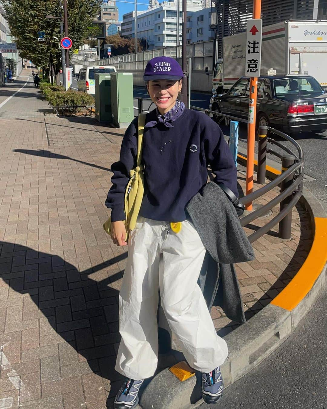 田中シェンさんのインスタグラム写真 - (田中シェンInstagram)「Your Friendly Neighbor SOUND DEALER 😗💜🎵  直訳、音楽の密売人 でいいのかな？💿🎶  Tops @oldfolkhouse  Cap @soundshop_balansa Scarf @oldfolkhouse  Pants @amomento.jp  Shoes @salomon  Bag @olend_backpacks  Head phone @jbl_pro T450BT  私は東大生、私は東大生‼️ と自分の中の東大生田中を呼び起こし、 東大駒場キャンパスの門を潜ってきました🎓📕 Amomento の白パンツが 裏起毛で暖かくて好きすぎて、最近いっぱい 着てたら、案の定カレーをこぼした。 ブリーチする😭 _____________________________  #駒場東大前ランチ  @bundan_cafe  _____________________________  文壇カフェは日本近代文学館内のコーナーに ある、ジャンル豊富なブックカフェでした‼️ 気分は図書館にこっそりカレーを持って入って 好きな本を読みながら、同じ趣味を持つ同級生と 秘密㊙️を作ってる気持ち💁🏻‍♀️💭(どんなだ笑笑) 宇野千代さんの「私の作ったお惣菜」から抜粋 された『そぼろカレー🍛』を食べながら 宇野千代さんとはどんな人なのだろう？ このカレーは好きな人のために作られたものだから きっと東郷育児さんはこのカレーみたいな人なのかな。 とか、妄想が膨らんでいくばかり🤤💯 カレー自体は素朴な、懐かしい味がしました。 図書館よりも秘密な感じの図書館カフェ☕️ _____________________________  #駒場東大前カフェ  @letterpressletters  _____________________________  図書館な静かな感じも好きだけど、やっぱり のびのびできる空気感も好き!ということで こちらは活版印刷のオフィスも兼ねているのかな？ 活版印刷を体験できるワークショップもあるみたい‼️ 名刺を貰った時に活版だととても素敵だなって思う。 甘いものにガブリつきたいということで 活きの良いチーズケーキ🍰を💁🏻‍♀️💯 ホットのアメリカーノとも相性抜群‼️ 外の席で寒さを感じていよいよ冬が来るなと予感 しました☺️ 圧倒的に外の席オススメです  _____________________________ <余談> @piattikojiokada  Piatti というこちらのイタリア食材を販売してる ショップが大好きなのですが、この日は定休日で 空いてなかったー😭もし、近くを通ったら 生ハムを是非‼️その場で切ってくれるハムが 東京で1番美味しいと思ってます😋 _____________________________  @bundan_cafe locates inside the Tokyo university  Komaba campus 🏫 not too big, small coffe and bar  Shop is filled with selected books. 📚  U get the feeling of eating 🍽️ in library ✌🏻 (My dream when I was little) Isn’t it amazing to explore inside the Tokyo university  And enjoy the coffe book and nature? _____________________________ #駒場東大前 #駒場東大前駅 #駒場東大前グルメ  #松濤カフェ #松濤グルメ #東京散歩シリーズ  #東京さんぽ #井の頭線カフェ #マフラー巻き方  #マフラーコーデ #oldfolkhouse #soundshopbalansa  #amomento #ネイビーコーデ #サロモンシューズ  #パープルコーデ　メンズファッションコーディネート  #シティボーイファッション  #アウトドアファッションが好き  #ストリートコーデメンズ  #東京観光🗼 #東京旅行✈️  #가을패션추천 #여자코디 #셀피 #셀카  #맛집 #먹방 #패션스타그램일상」11月16日 19時50分 - shen_tanaka