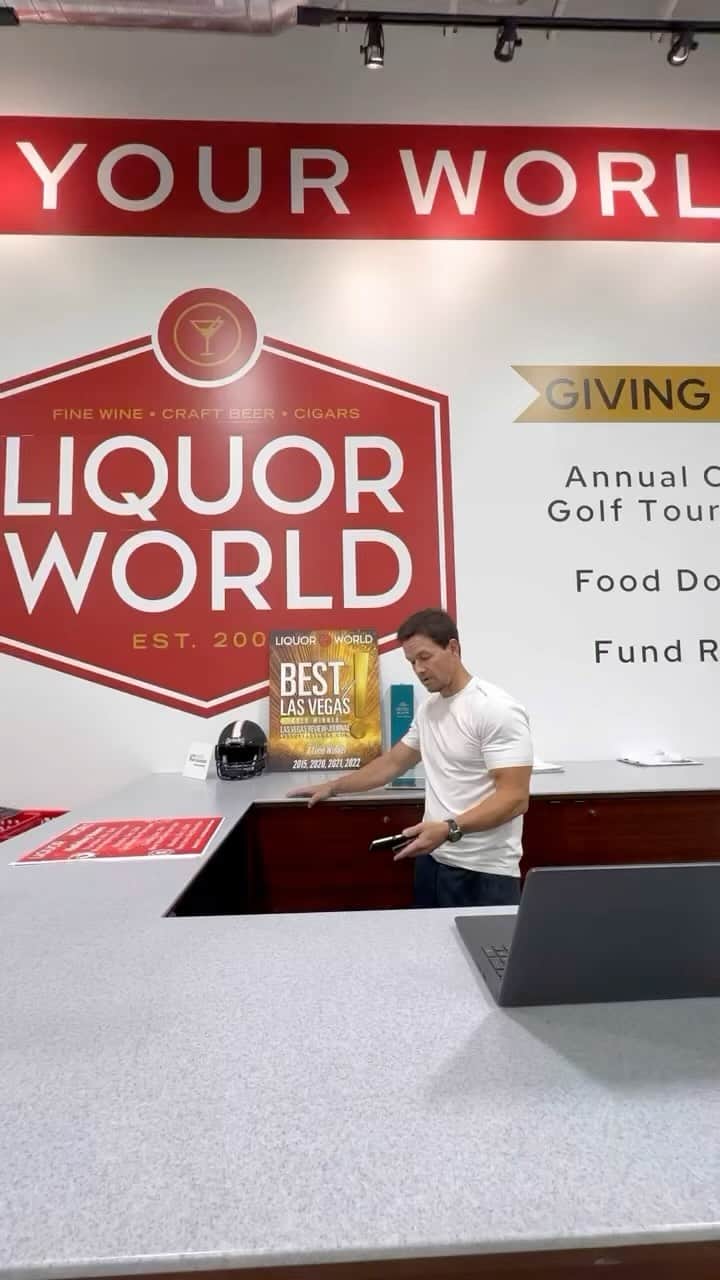 マーク・ウォールバーグのインスタグラム：「I put in that work @liquorworld_vegas @flechaazultequila 🔥😎🥃📈💯 #FlechaAzulPartner」