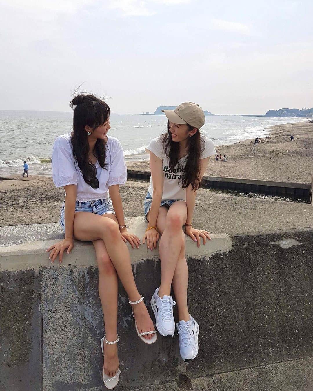 国井麻緒のインスタグラム：「👯‍♀️💕  昔はよく人と比べて落ち込んだり、 自信をなくしたりする事もよくあったし、  自分は何か間違えてるかもしれない、 正解を探さなきゃ💦 って、焦ってしまう事もよくあったけど、  ピラティスを始めてから、 少しずつ人は人、自分は自分！ 正解は基本的になくて、 自分で意味を持つ事に大切さがある！ と思えるようになってきた気がする  でもそれが何でそう思えるようになってきたのかは まだよくわからないし、 自分はまだまだだなぁって思う事はもちろん沢山ある。 (でもそれも今の自分なんだなぁってこと😂)  だけど、そこに満足したらそこで終わってしまうし、 満足する事も大切だと思うし、、、  今は考えれば考えるほど宇宙みたいに 広がっていきそうだから、  前より少しだけ自分を受け入れられるようになって来て 今を楽しめるようになってきた という所で終わっておきます😂✨  写真は、小さい頃からずっと今も変わらず尊敬してる @sayuri0125sugimoto  との好きな写真と、最近会えた時の写真♡  ——————°*𓇼 𓇼°* ——————  @bloompilates_official  インストラクターになる為に  @mohipilates  にて養成中🐣  °*𓇼-———————————𓇼°*  #pilates #ピラティス #銀座ピラティス  #新体操 #mohipilates 養成中 #bloompilates #銀座」