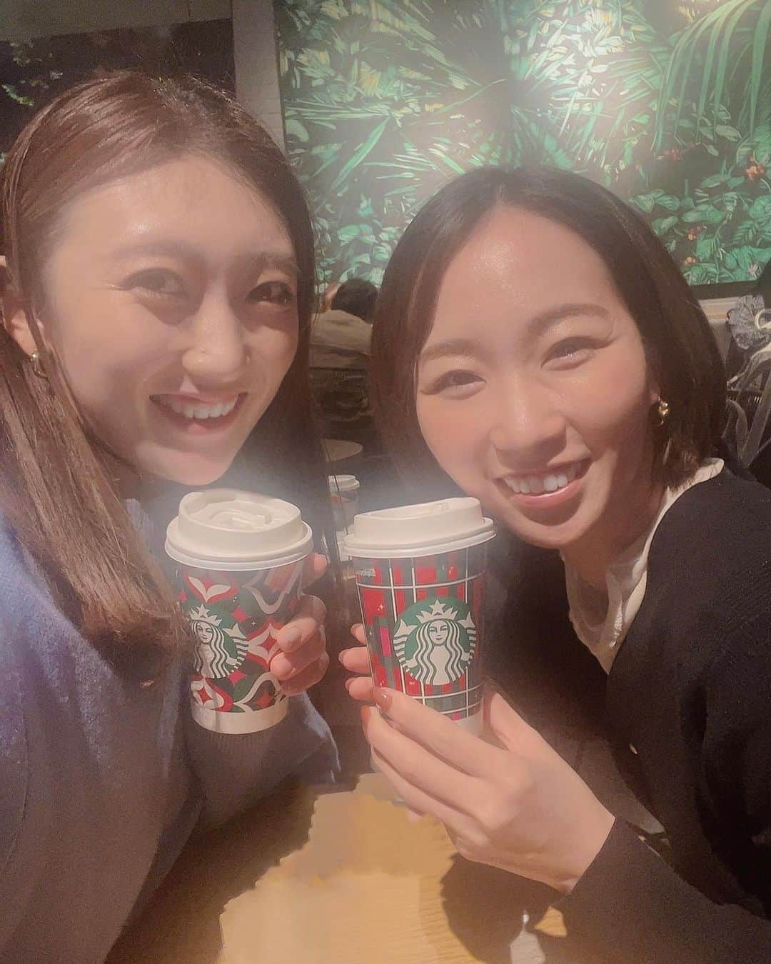 国井麻緒さんのインスタグラム写真 - (国井麻緒Instagram)「👯‍♀️💕  昔はよく人と比べて落ち込んだり、 自信をなくしたりする事もよくあったし、  自分は何か間違えてるかもしれない、 正解を探さなきゃ💦 って、焦ってしまう事もよくあったけど、  ピラティスを始めてから、 少しずつ人は人、自分は自分！ 正解は基本的になくて、 自分で意味を持つ事に大切さがある！ と思えるようになってきた気がする  でもそれが何でそう思えるようになってきたのかは まだよくわからないし、 自分はまだまだだなぁって思う事はもちろん沢山ある。 (でもそれも今の自分なんだなぁってこと😂)  だけど、そこに満足したらそこで終わってしまうし、 満足する事も大切だと思うし、、、  今は考えれば考えるほど宇宙みたいに 広がっていきそうだから、  前より少しだけ自分を受け入れられるようになって来て 今を楽しめるようになってきた という所で終わっておきます😂✨  写真は、小さい頃からずっと今も変わらず尊敬してる @sayuri0125sugimoto  との好きな写真と、最近会えた時の写真♡  ——————°*𓇼 𓇼°* ——————  @bloompilates_official  インストラクターになる為に  @mohipilates  にて養成中🐣  °*𓇼-———————————𓇼°*  #pilates #ピラティス #銀座ピラティス  #新体操 #mohipilates 養成中 #bloompilates #銀座」11月15日 22時31分 - kuniimao