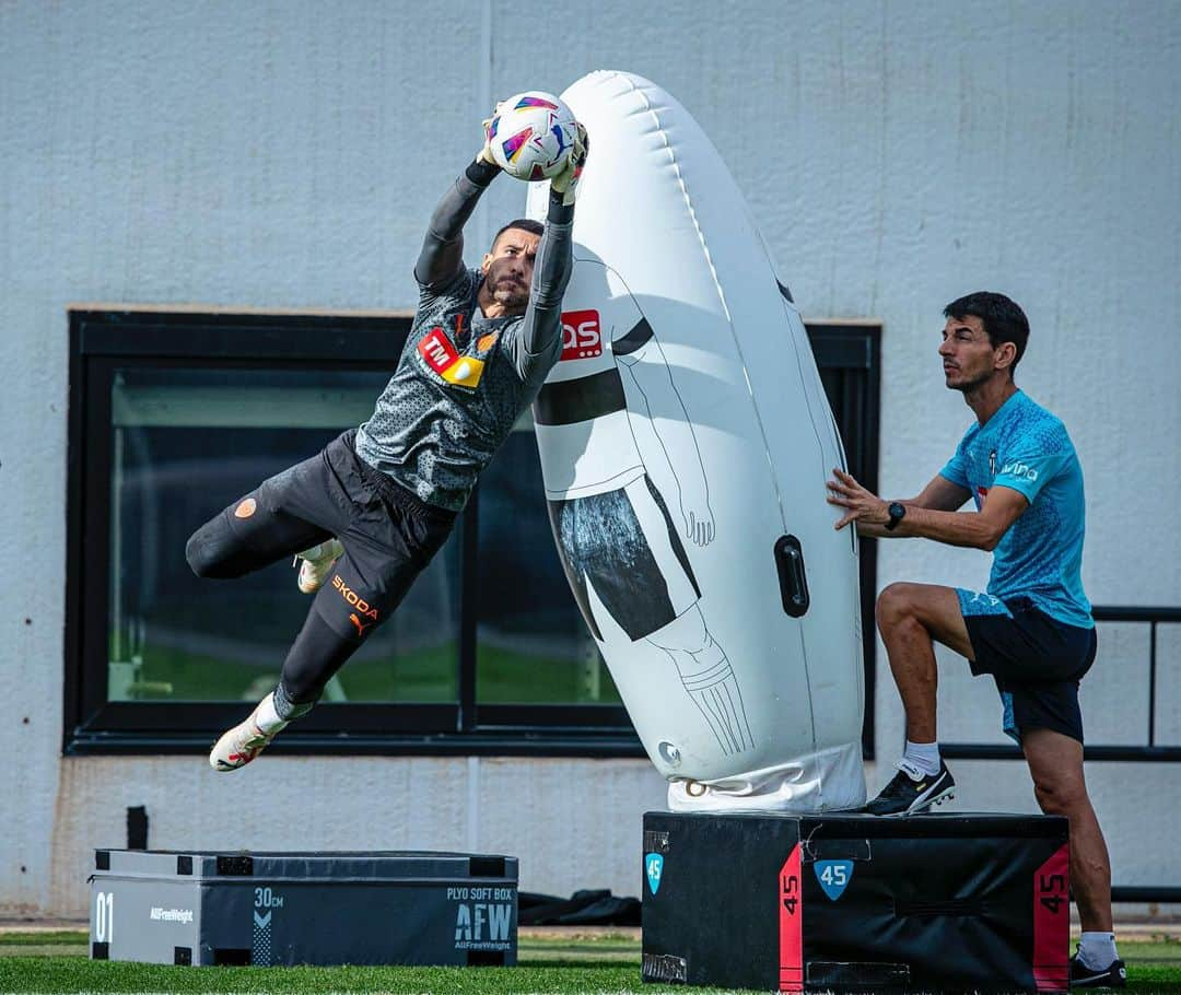 ジャウメ・ドメネクのインスタグラム：「El treball no se negocia! 💪🔨 Setmana per a continuar creixent.  El trabajo no se negocia! 💪🔨 Semana para continuar creciendo.  #amunt @valenciacf」