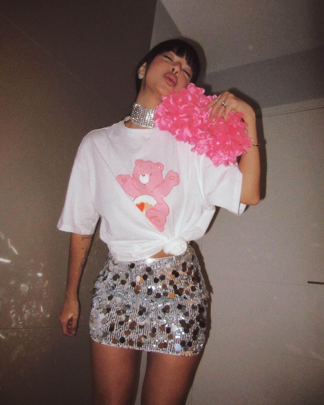 Gabriela Salesのインスタグラム：「Piscinas de brilhos e tendências sempre 💕🧸! Lacrinhas, vocês sabem que eu amooo essa pegada de looks mais hi-lo, misturando texturas, referências e estilo!   Amei o mix do brilho, com a camiseta mais cool e despojada, aliados à clutch de flores, trazendo mais textura. O que acharam? Tudo Shein, claro!  Ids: •Camiseta Ursinhos Carinhosos: 10450667 •Saia prata: 22131359 •Clutch flores: 9768333  Cupom de 15%: BF0768  @sheinofficial @sheinbrasil  -Black Friday SHEIN - Descontos de até 90% (23/11 a 25/11) - Produtos Brasileiros com preços jamais vistos!  _ A SHEIN cobre parte das despesas das compras internacionais para pedidos abaixo de 50 dólares  e tem 48h de cupom de Frete Grátis.   #SHEINblackfriday #SHEINGoodFinds #NaSHEINtem #SHEINLocal #SHEINBrasil #SHEINforAll #saveinstyle #loveshein *publi」