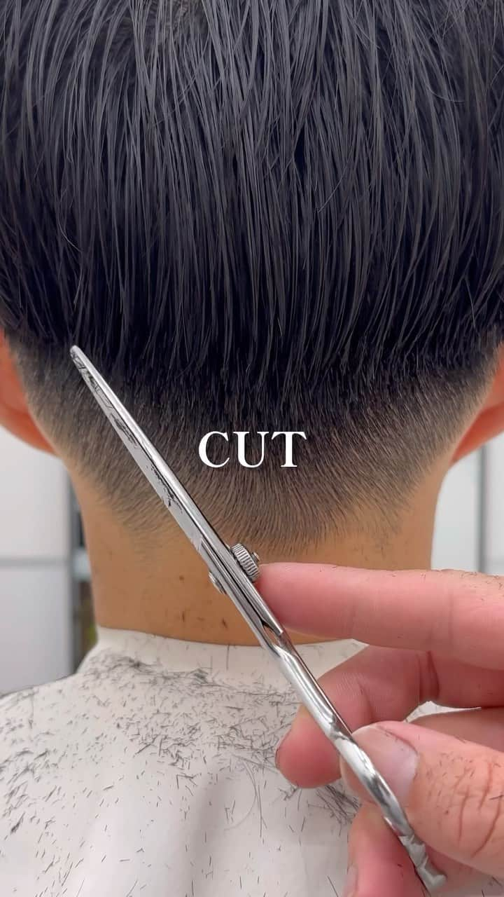 Seiichiro Kawakamiのインスタグラム：「CUT💎 . ➖➖➖➖➖➖➖➖➖➖➖➖➖➖ . 《《　ご予約　》》 【平日】10時～20時 〜【Price】〜 カット_6800円 カラー_8800円 カット＋カラー_12000円 カット＋ダブルカラー_21000円 カット＋3Dハイライト_21000円 カット＋パーマ_13000円 カット＋縮毛矯正_21000円 髪質改善トリートメント_8800円 . ➖➖➖➖➖➖➖➖➖➖➖➖➖➖ . #cut #bob #カット動画 #切 #銀座美容室」