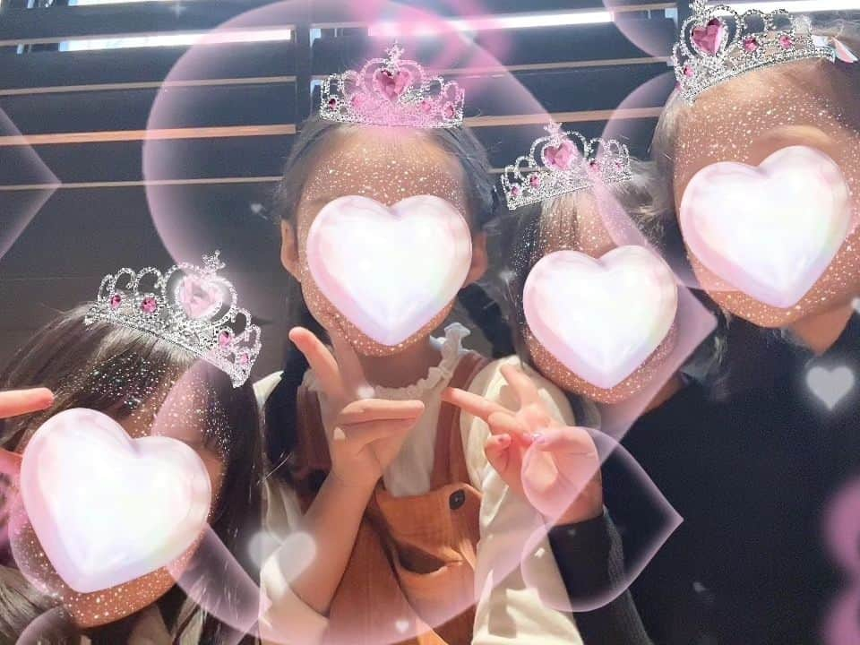 和泉杏さんのインスタグラム写真 - (和泉杏Instagram)「先日、またまた3人で集まってきました♡ お仕事でのご縁に感謝🥺 本当に大好きな二人です🤗🤗  今回は3人ではなく…7人でしたー🖐️✌️ 全員女の子（笑）  こどもたちも自然と仲良くなって皆で自撮りしてて可愛かった〜♡😍♡  我が子は可愛い系の時だけ写って、 変なやつになると「や〜あ！」と言って離れます（笑） 「ほら楽しいよ？」と私が入ると、めぇちゃんも入ってくれたけど、一応名誉のためにスタンプしておきます（笑）  #芸人妻 #芸人の嫁 というくくりで出会った #ママ友」11月15日 22時35分 - izumikyou