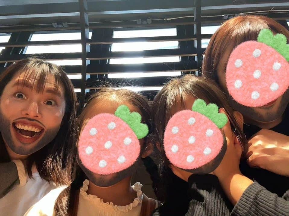 和泉杏さんのインスタグラム写真 - (和泉杏Instagram)「先日、またまた3人で集まってきました♡ お仕事でのご縁に感謝🥺 本当に大好きな二人です🤗🤗  今回は3人ではなく…7人でしたー🖐️✌️ 全員女の子（笑）  こどもたちも自然と仲良くなって皆で自撮りしてて可愛かった〜♡😍♡  我が子は可愛い系の時だけ写って、 変なやつになると「や〜あ！」と言って離れます（笑） 「ほら楽しいよ？」と私が入ると、めぇちゃんも入ってくれたけど、一応名誉のためにスタンプしておきます（笑）  #芸人妻 #芸人の嫁 というくくりで出会った #ママ友」11月15日 22時35分 - izumikyou