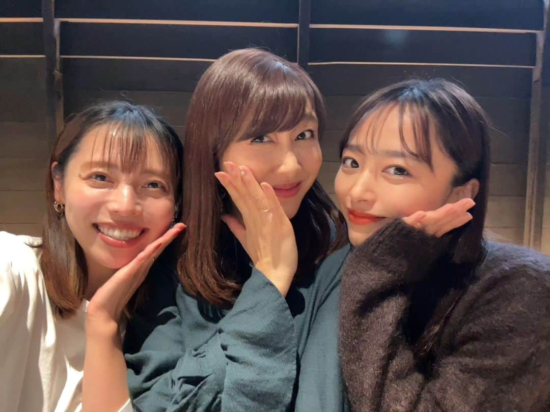 和泉杏のインスタグラム：「先日、またまた3人で集まってきました♡ お仕事でのご縁に感謝🥺 本当に大好きな二人です🤗🤗  今回は3人ではなく…7人でしたー🖐️✌️ 全員女の子（笑）  こどもたちも自然と仲良くなって皆で自撮りしてて可愛かった〜♡😍♡  我が子は可愛い系の時だけ写って、 変なやつになると「や〜あ！」と言って離れます（笑） 「ほら楽しいよ？」と私が入ると、めぇちゃんも入ってくれたけど、一応名誉のためにスタンプしておきます（笑）  #芸人妻 #芸人の嫁 というくくりで出会った #ママ友」