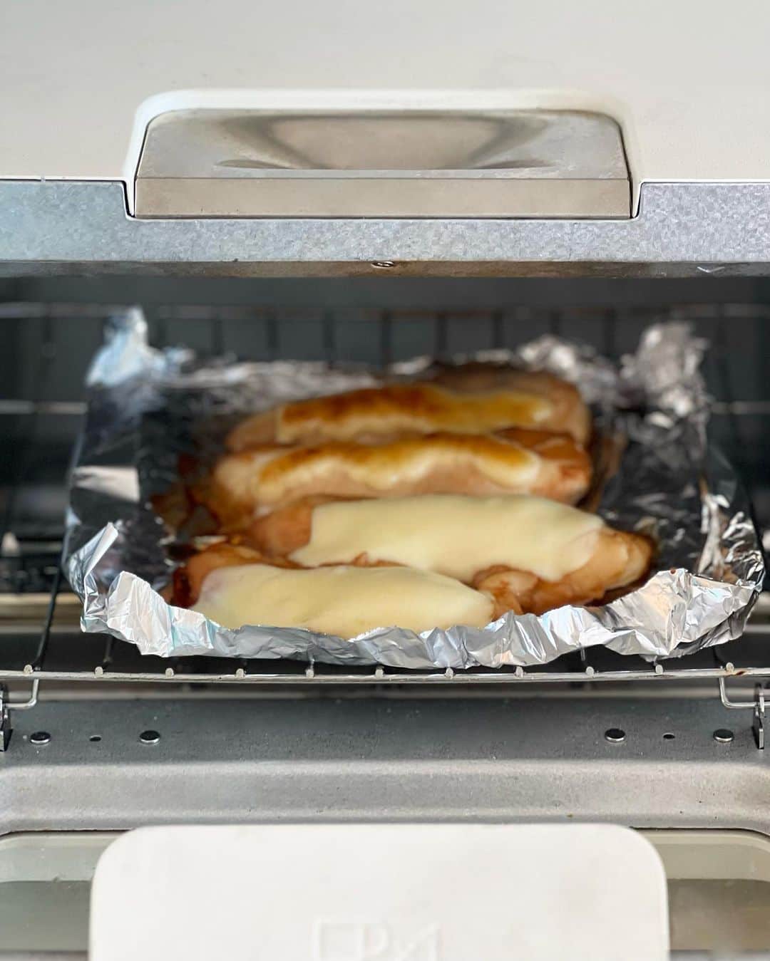 神崎恵さんのインスタグラム写真 - (神崎恵Instagram)「・ おはようございます。 ささみのしょうゆ漬け焼き弁当。 トマトのバルサミコ炒め 茄子の揚げ浸し ズッキーニのナムル 春巻き ゆで卵 シシトウの素揚げ 酵素玄米  簡単すぎるのにごはんがすすむささみ焼き。 マヨネーズと砂糖を揉み込み１０分〜１５分おいて、醤油とおろしニンニクを混ぜたタレに15分以上漬け込んでおく。 あとは、オーブンやトースターで焼くだけ。 上にはマヨネーズやチーズをのせて。 しょうゆ漬けや味噌漬けはご飯がすすむし何より楽でたすかります。 フライパンの場合は、クッキングシートにのせて、蓋をして焼くと焦げずに焼けます。 マヨネーズに、粒マスタードや明太子、カレーパウダーなど、混ぜてアレンジするのも美味しい。  #お弁当 #meggben #恵弁」11月16日 6時00分 - megumi_kanzaki