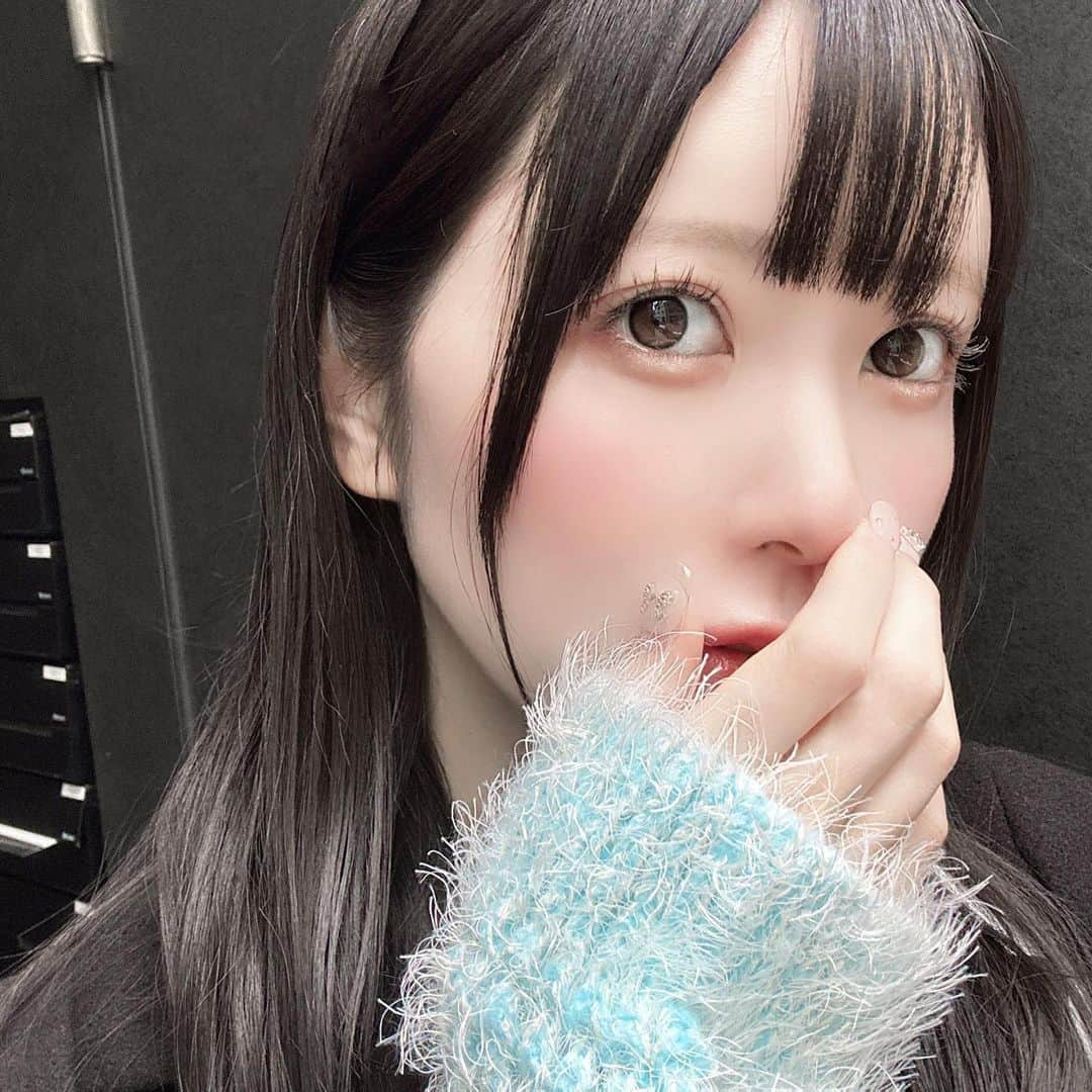 楠ろあのインスタグラム：「水光カラコンつけてみた日❄️💭 　 ☑︎アイライターグローイ1𝘥𝘢𝘺 𝘉𝘓𝘈𝘊𝘒 　 ナチュラルだけどちゅるんとした雰囲気になる カラコンで、フチありが苦手な私でも馴染んで とってもお気に入り~本当にかわいい🩶´-  水光カラコン似合うかな~？ 　 #POPLENS #ポップレンズ #カラコン #オーレンズ」