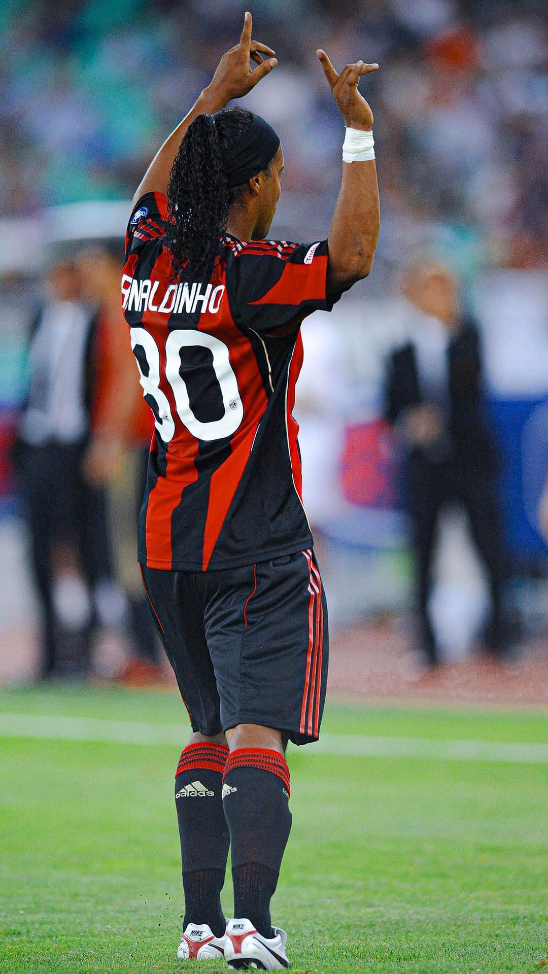 ACミランのインスタグラム：「✨ Midweek magic with Ronaldinho! 🎩⚽   #SempreMilan」