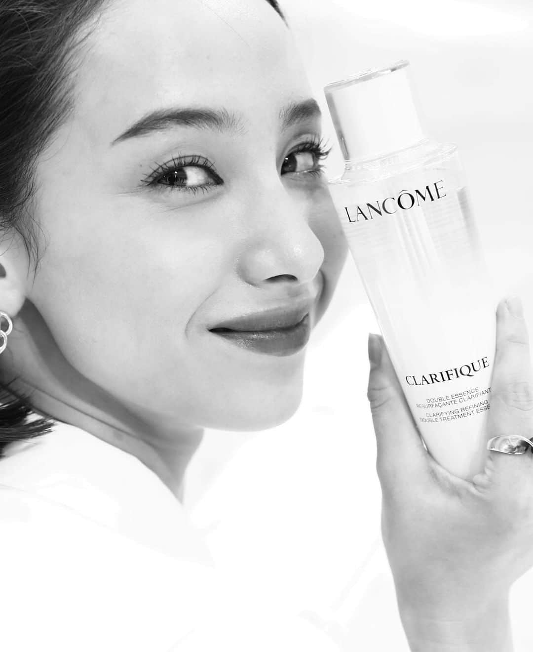 海老沼さくらのインスタグラム：「@lancomeofficial   LANCÔMEの大人気化粧水クラリフィックがリニューアル✨ しっかり保湿され、角質ケアもできる化粧水！従来品から8倍の保湿持続力🥹最近乾燥がひどいから今日から使ってみる❄️  #PR #クラリフィック #満たされ透明肌 #lancomeskincare  📸 @wataru__fukaya」