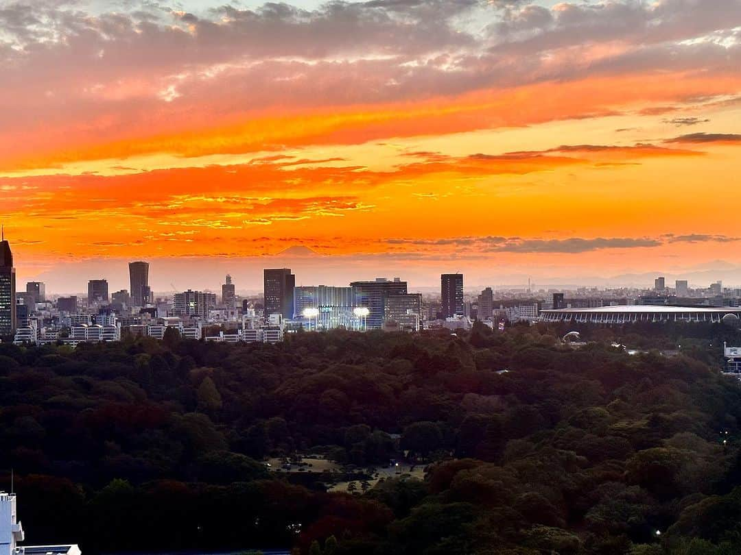 ホテル ニューオータニのインスタグラム：「本日夕方の、ガーデンタワー スイートからの風景。 赤く燃える夕焼け空に、富士山の稜線をはっきりとご覧いただけます。  ◇「ガーデンタワー スイート」のご予約・詳細は @hotelnewotanitokyo プロフィールのURLより、ホテル公式ウェブサイト「宿泊」タブ内、「客室一覧」から「ガーデンタワー」のページをチェック🔍  ※26階からの眺めです  #富士山 #mtfuji #夕焼け #夕陽 #sunset  #東京 #ホテル #東京ホテル #ホテルステイ  #ホテルニューオータニ #ニューオータニ #hotelnewotani  #newotani #赤坂見附 #赤坂 #四ツ谷 #紀尾井町  #tokyo #japan #tokyotrip  #tokyotravel #tokyohotel #hotelstay #virtualtour #forbestravelguide #futuretravelguide #thepreferredlife」