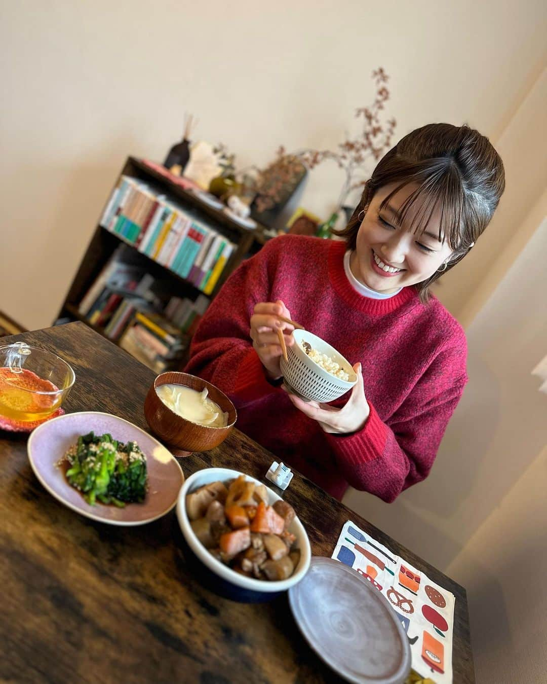 誠子のインスタグラム：「いらっしゃいませ。こんばんは。  今日はとっても可愛いお客さまが来てくれました。  いつも頑張ってる日奈に、ほっこりして欲しくて和食ご飯にしました。お野菜も食べてほしかった。  優しい日奈をイメージして白味噌と玉葱の甘めのお味噌汁。  日奈は歳下だけど、しっかりしてて温かくて包容力のある、何でも話せる大切な友達です。  またごはん食べにきてね🙊🍓  #誠子食堂」