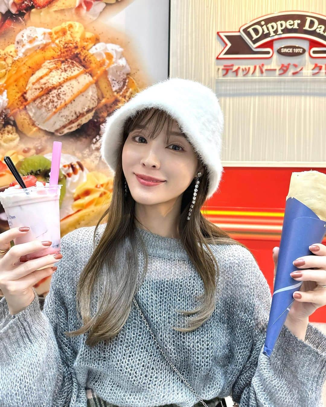 磯田 ひかる(Hikaru Isoda) のインスタグラム：「こんばんは♡ 今日もお疲れ様でした☺️  この日はクレープ食べたくなって久しぶりに✨ チョコバナナ好きすぎて、それ以外食べない🍌🍫  【着用アイテム】 Tops @classicalelf_official  マルチウェイ グラデーション メッシュ編みニット グレー M ¥2,899税込  Skirt @junoah_official  Bag @matinkim_magazine   —————————— picaru：162cm / 骨格ウェーブ 1st ブライトスプリング 2nd ブライトサマー  大人可愛いスタイルアップコーデ ヘアメイクを合わせた トータルスタイリングを提案🤍  不定期にストーリーで ファッションお悩み相談募集中🥰 ——————————  他の投稿を見る→【@picaruuu】」