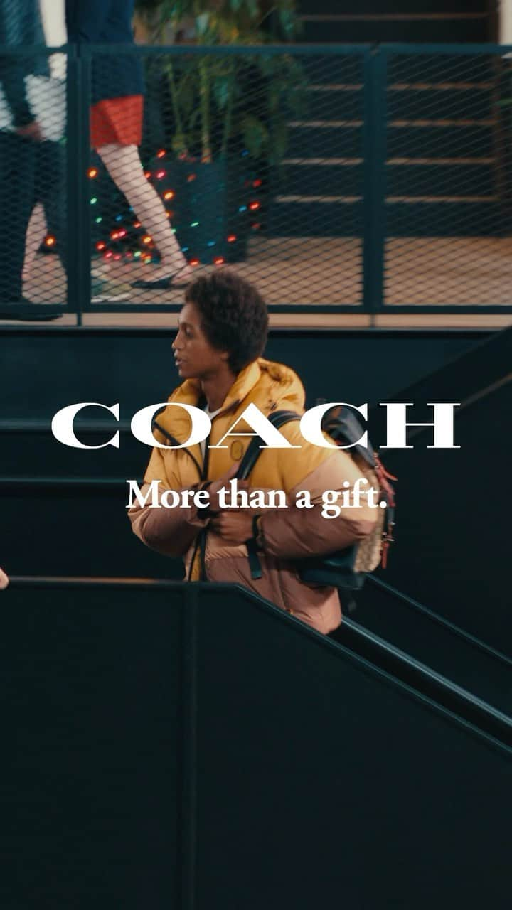 コーチのインスタグラム：「New beginnings go smoother when you’ve got something to hold onto. 🎒☕🖨️ In the next chapter of our holiday story, the new guy pulls through thanks to some solid advice. (Words of wisdom not included with purchase).  Our #CoachHoliday story celebrates the gifts that give us the confidence to be ourselves.   Director: @christineyuan Editor: @instagrahamsam at @modern.post Stylist: @heidibivens Hair: @adammarkarian Makeup: @therealistdotti  #CoachOutlet」